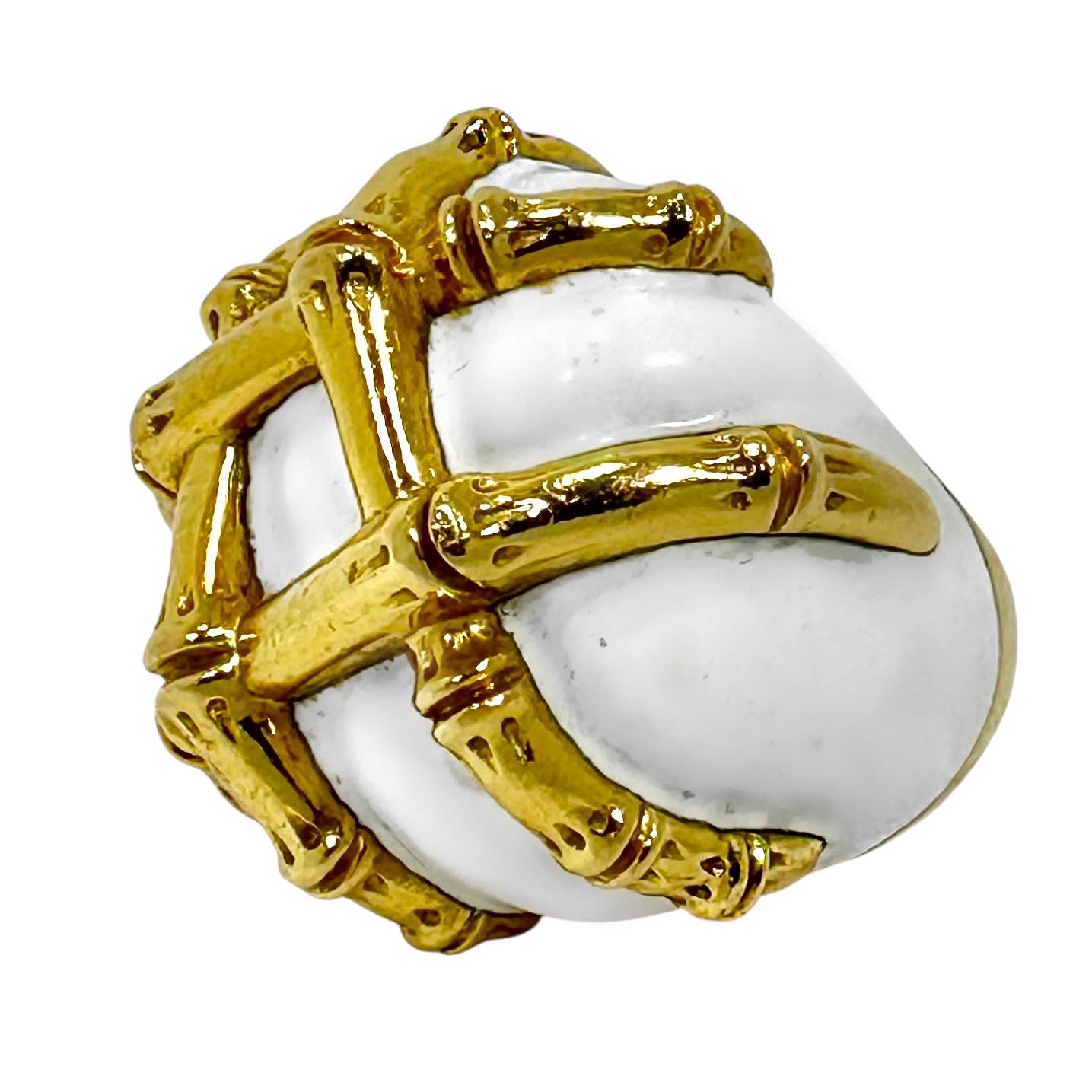 Questo enorme anello da cocktail vintage David Webb con motivo di germogli di bambù, realizzato in oro giallo 18 carati e smalto bianco, è in una parola  magnifico. L'area del disegno misura 1 1/4 di pollice per 1 3/8 di pollice e presenta quattro
