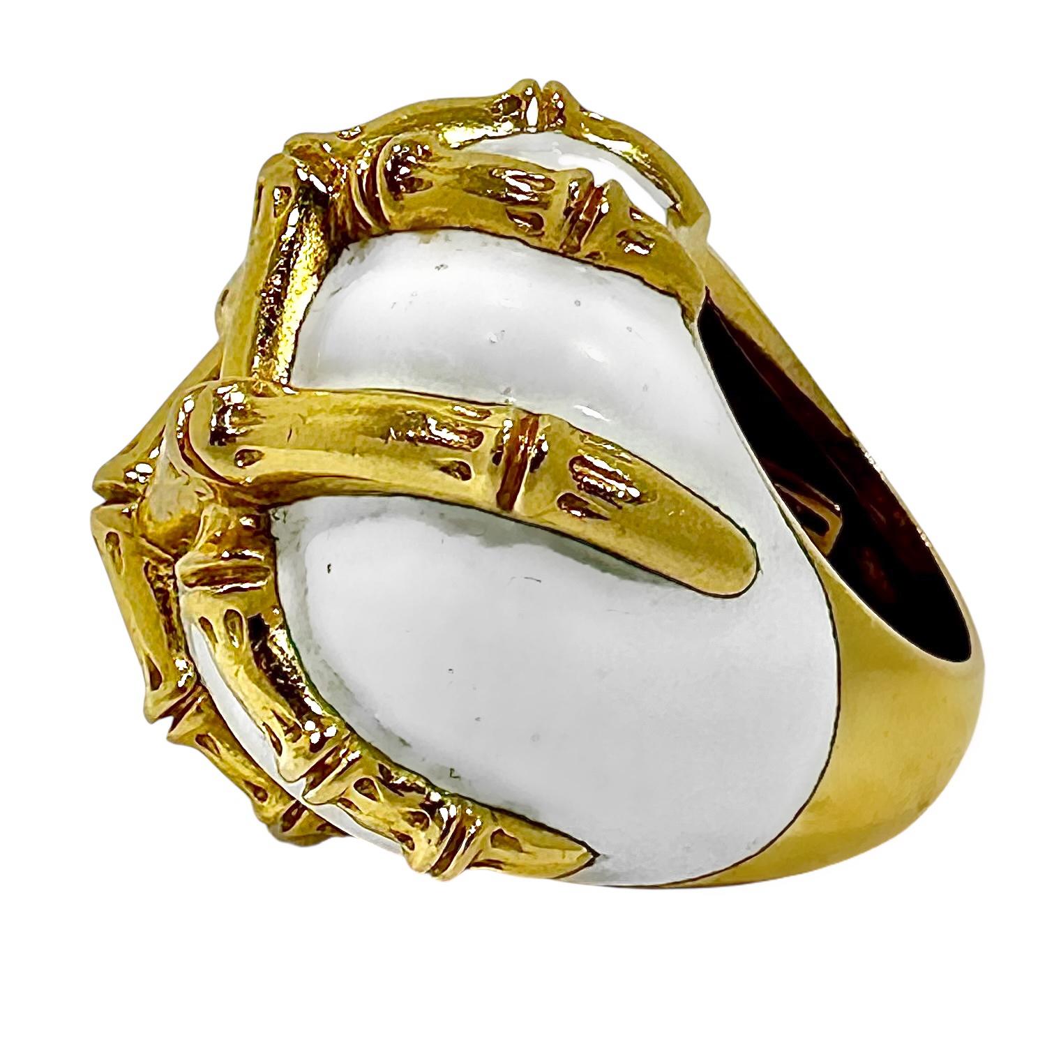 Moderno David Webb d'epoca in oro giallo 18 carati Motivo di bambù e smalto bianco Anello a squame grandi in vendita