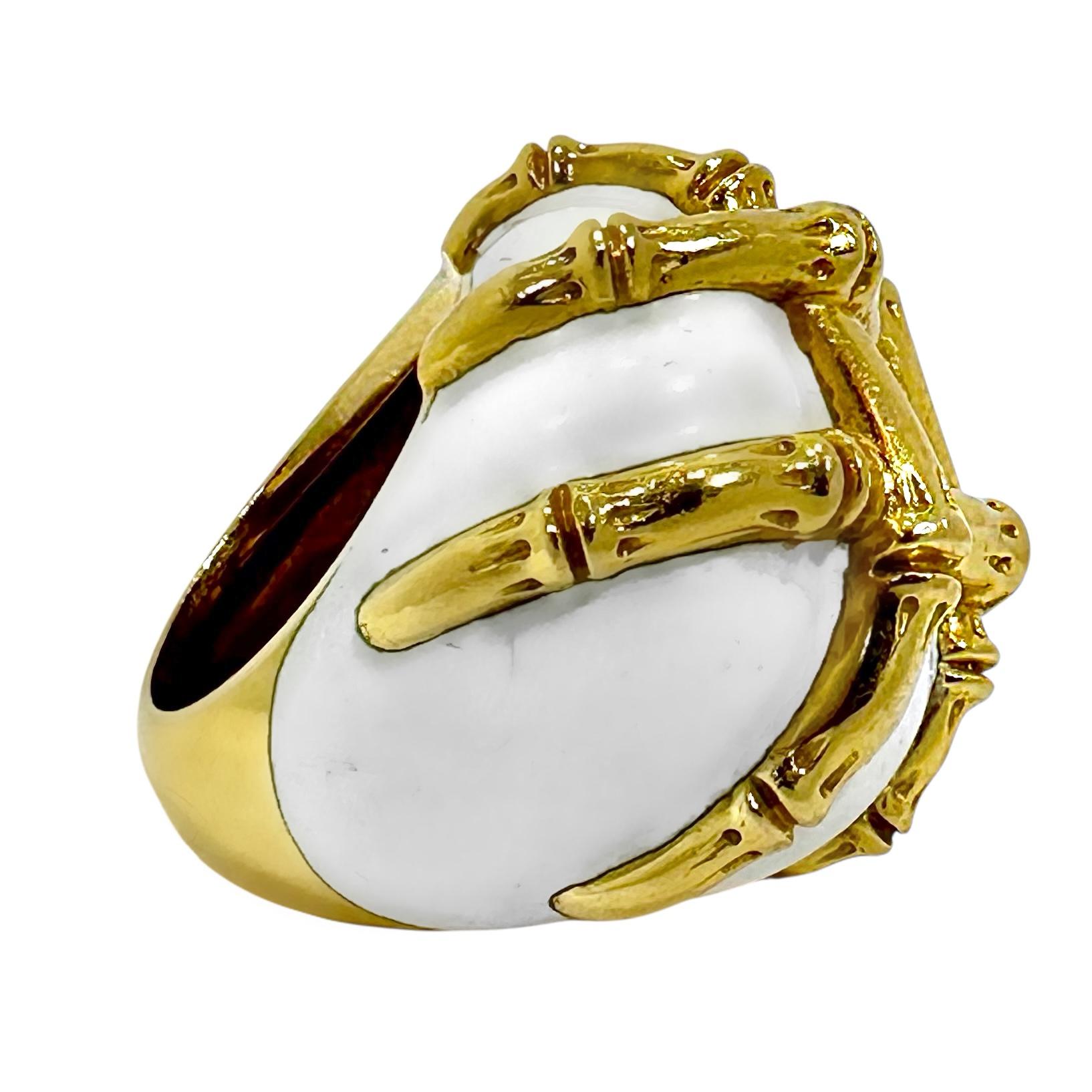Donna David Webb d'epoca in oro giallo 18 carati Motivo di bambù e smalto bianco Anello a squame grandi in vendita