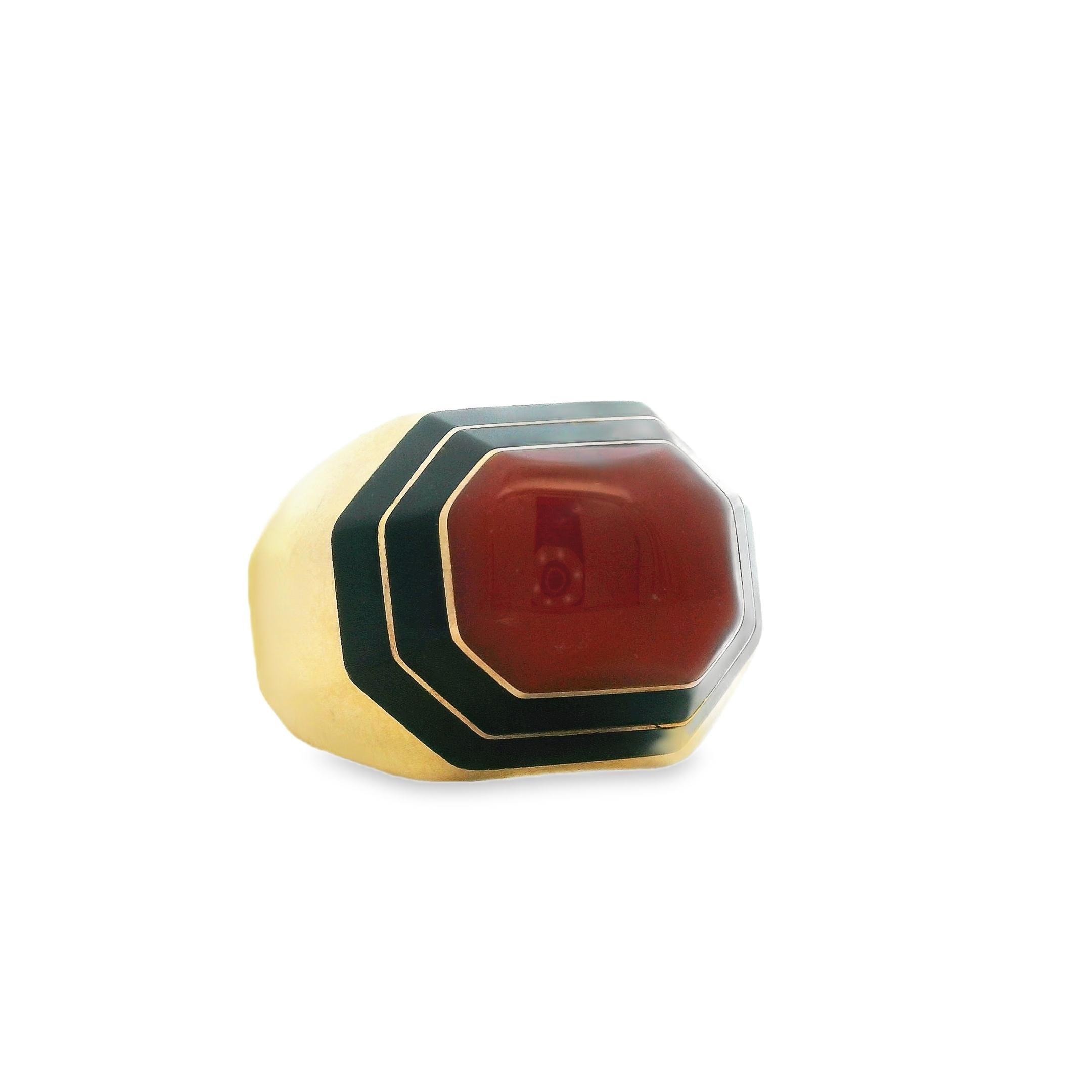 Dieser Ring, ein auffälliges und sammelwürdiges Vintage-Stück des amerikanischen Juweliers David Webb, ist ein Beispiel für seine Meisterschaft im skulpturalen Design und im Farbkontrast. Der aus massivem 18-karätigem Gelbgold gefertigte Ring hat in