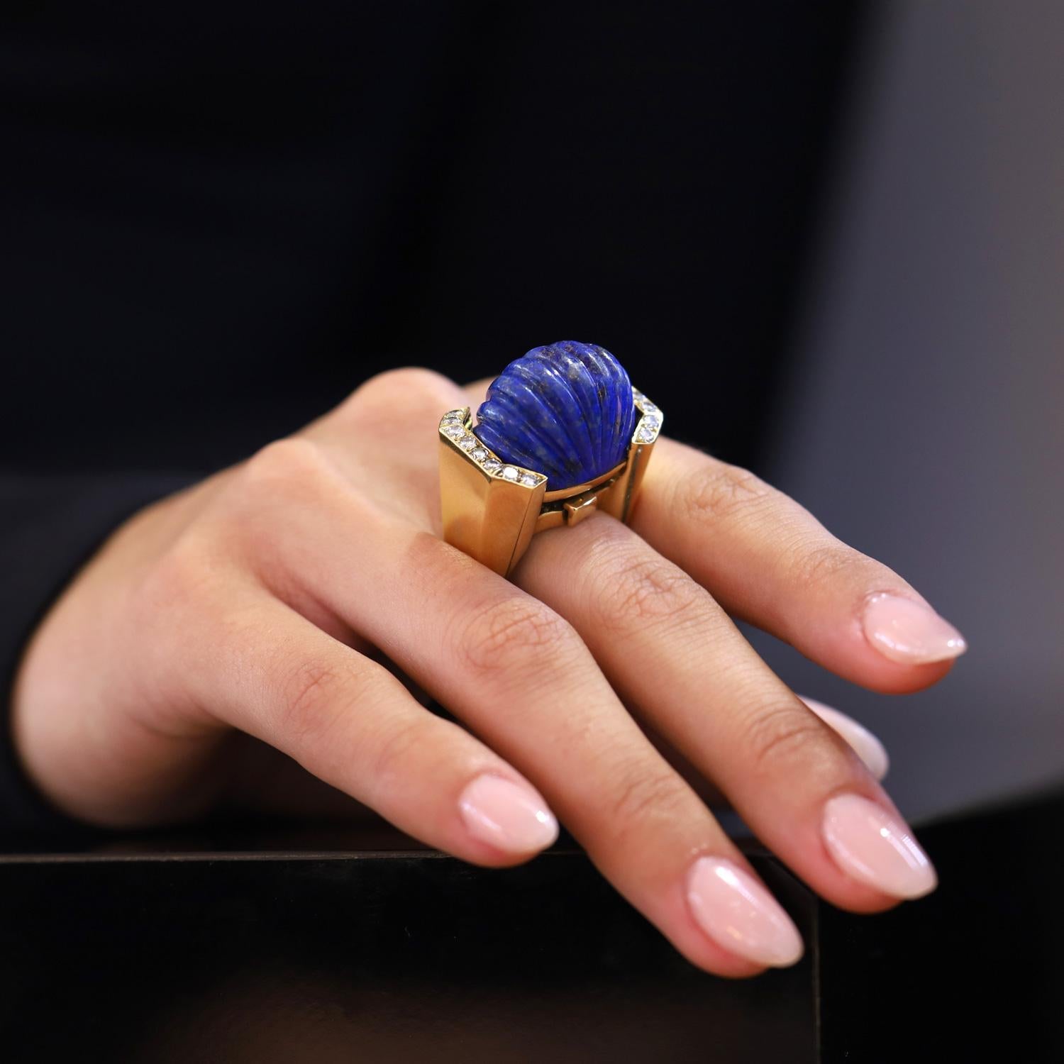 Questo drammatico e sorprendente anello da cocktail in Lapis Lazuli Jewellers del famoso gioielliere di New York David Webb è un capolavoro vintage risalente al periodo di massimo splendore degli anni Settanta. La cupola intagliata e scanalata