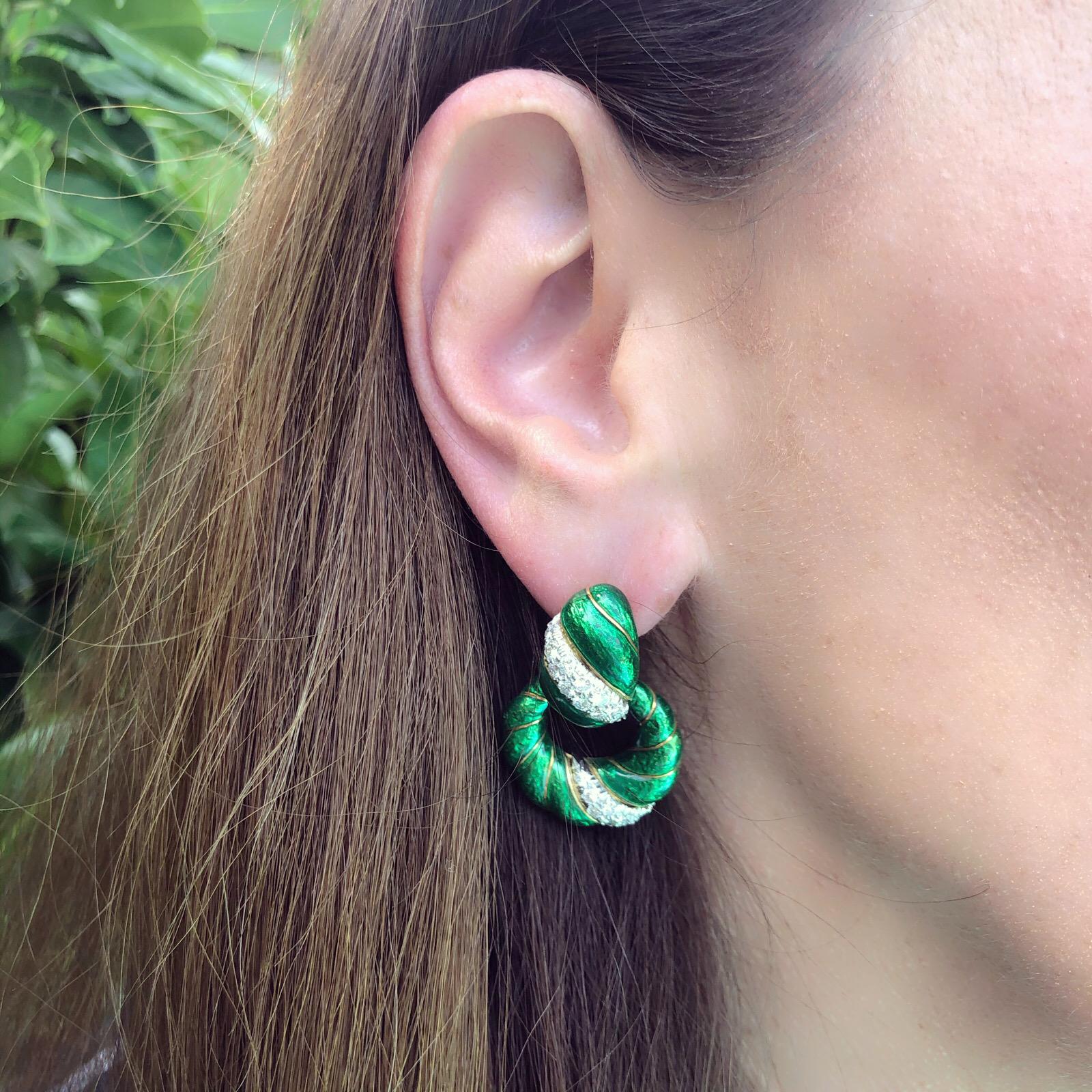 Diese Ohrringe aus 18 Karat Gold und Platin mit grüner Emaille und Diamantenbesatz sind ein schönes Beispiel für den klassischen David Webb-Schmuck der 1980er Jahre. Die mit 38 runden Diamanten im Brillantschliff besetzten Ohrringe mit einem