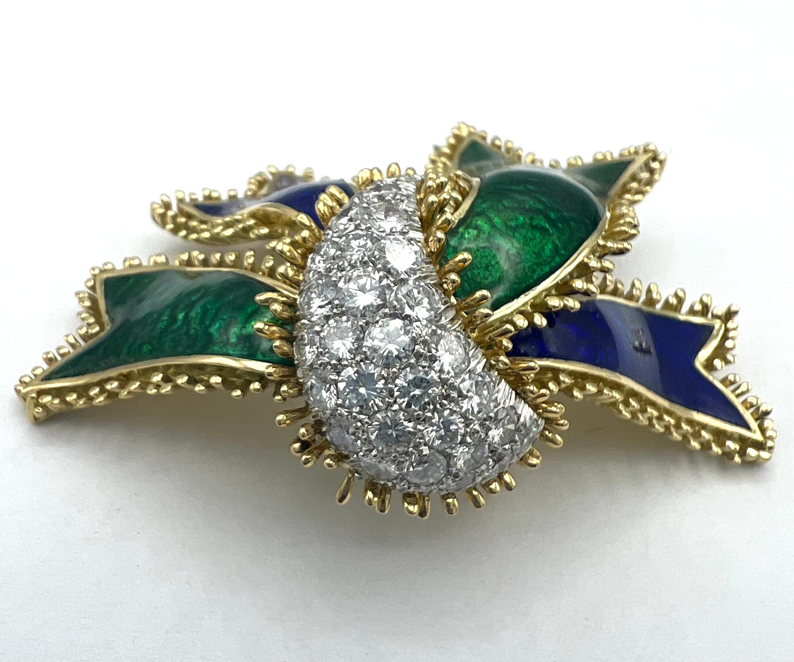 Taille ronde David Webb Broche vintage en forme de ruban avec nœud papillon en diamants et émail  en vente