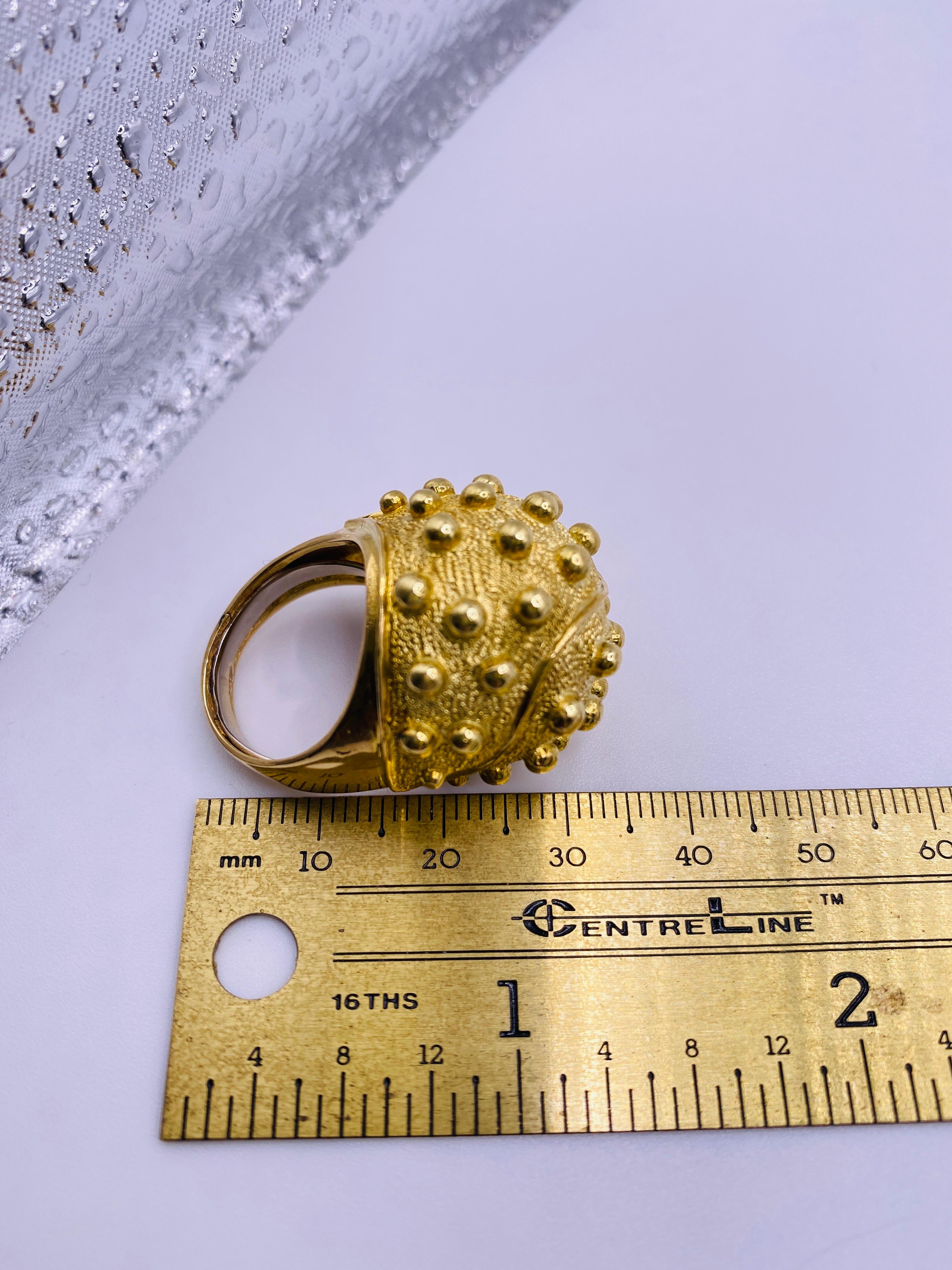 Vintage David Webb 18k Gelbgold Kuppel Ring mit erhöhten goldenen Punkten und interne Feder Stabilisator. 17.1Dwt. Größe 7.5 US