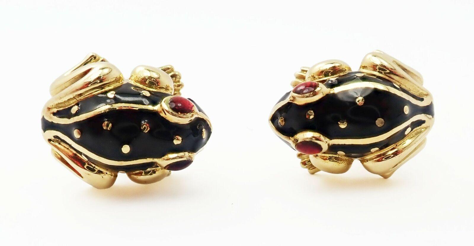 Taille cabochon David Webb Boutons de manchette vintage grenouille en or jaune, émail noir et rubis en vente