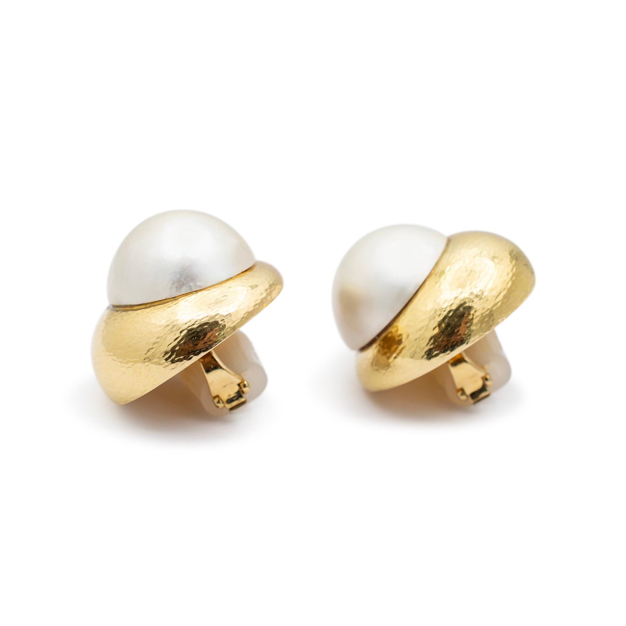 David Webb Clous d'oreilles vintage martelés en or jaune et blanc 18 carats avec perles Mabe Excellent état - En vente à Houston, TX