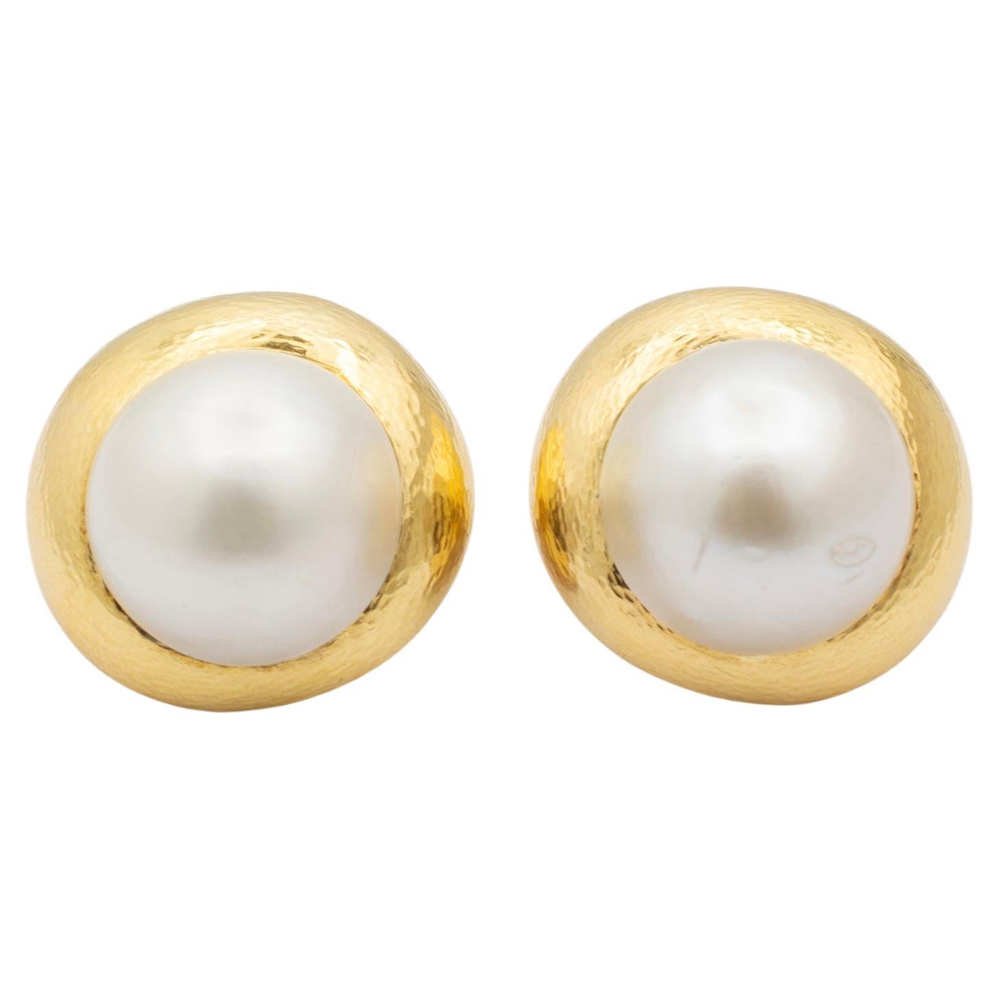 David Webb Clous d'oreilles vintage martelés en or jaune et blanc 18 carats avec perles Mabe en vente