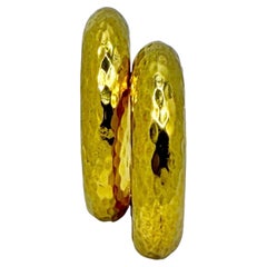 Vintage David Webb Hammered Finish 18K Yellow Gold Hoop Earrings with Posts (boucles d'oreilles en or jaune 18K)