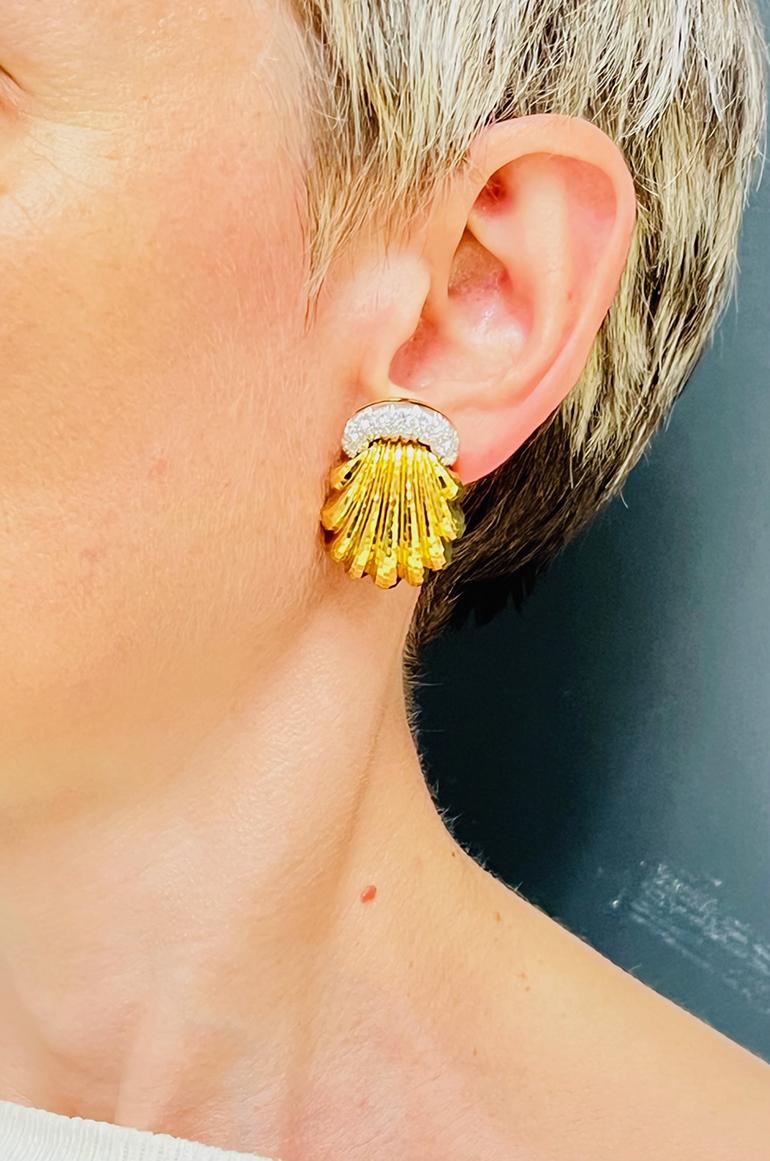 A pair of elegant vintage David Webb 18k gold shell earrings with diamond.
The shells are made of hammered gold, which is one of the signatures of Webb’s techniques. On the shell’s top there is an arch-shaped adornment made of platinum and diamonds.