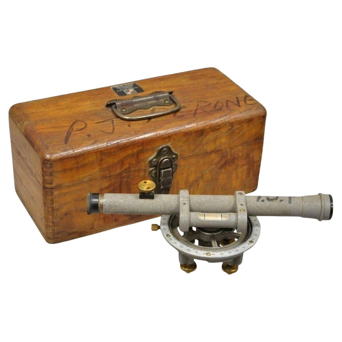 A. David White Strumento di rilevamento d
epoca Piano di livellamento di utilità Custodia Oak in vendita