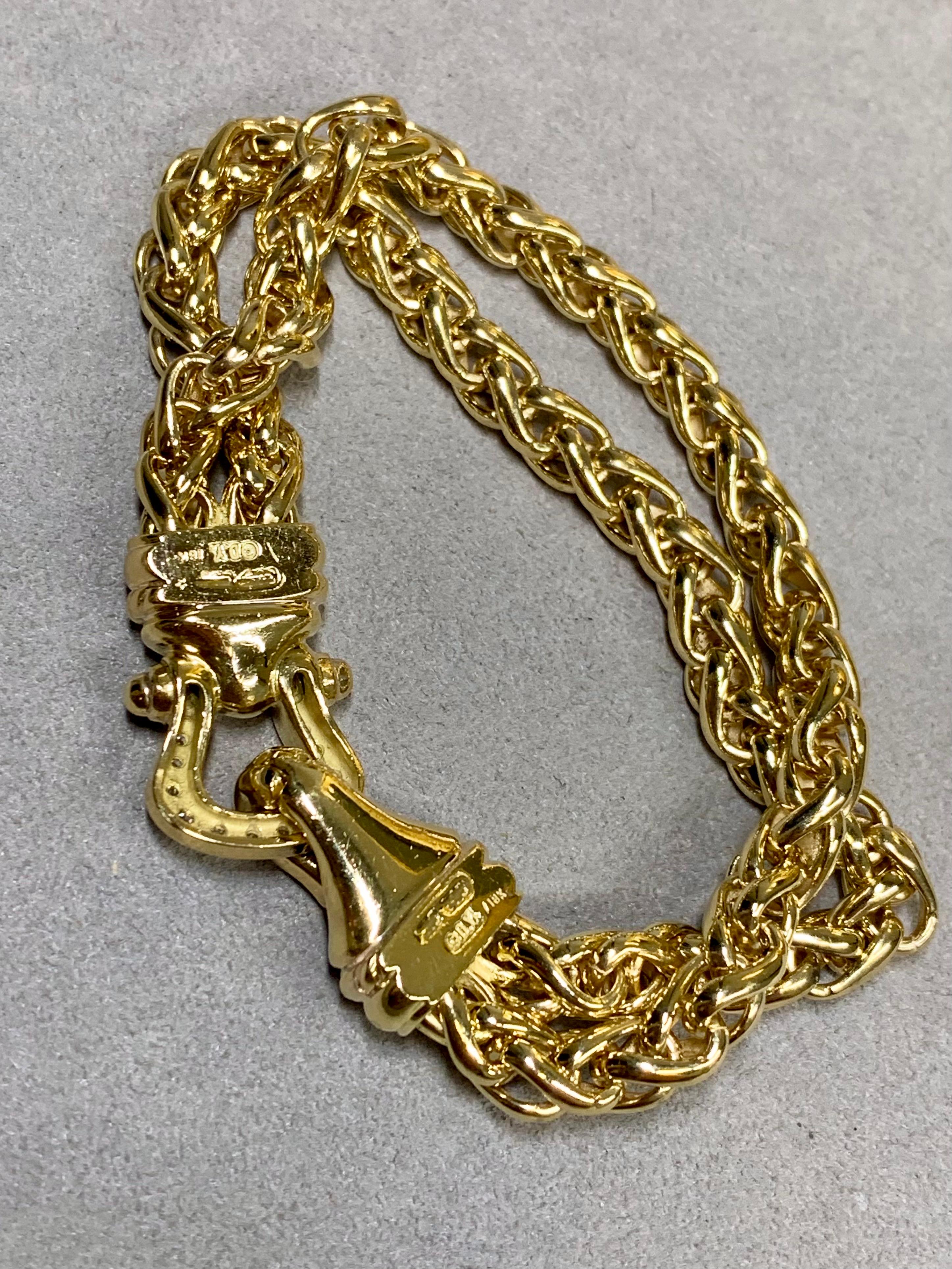 Questo eccezionale bracciale è un design fuori produzione di David Yurman, un nome sinonimo di lusso e artigianato senza tempo. Realizzato in oro giallo 18 carati dalle tonalità intense, il pezzo presenta un'audace trama a doppio grano, un motivo