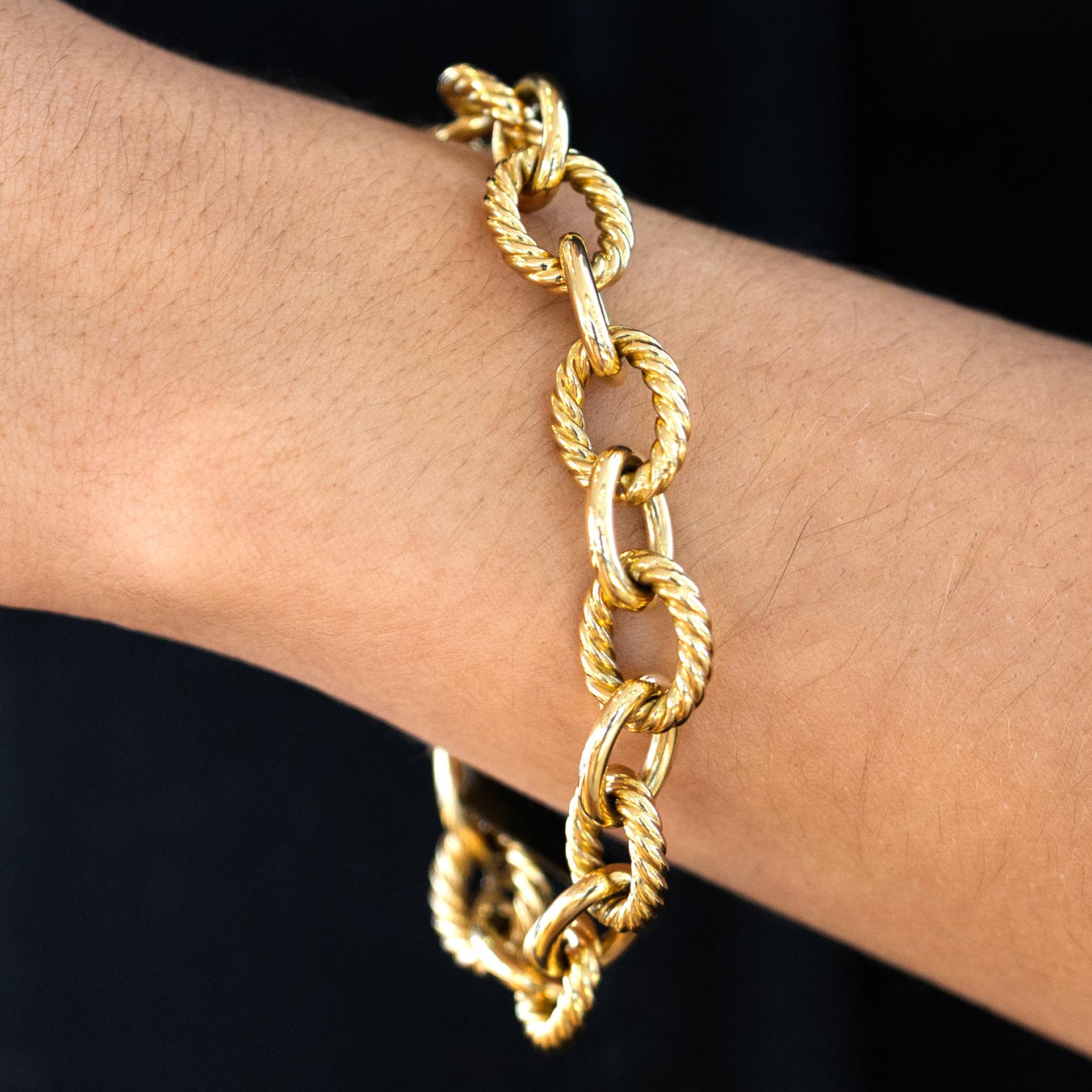 Ein elegantes David Yurman Gliederarmband aus 18k Gelbgold. Gefertigt aus abwechselnd glatten und gedrehten Seilgliedern mit einer Länge von 7 1/2