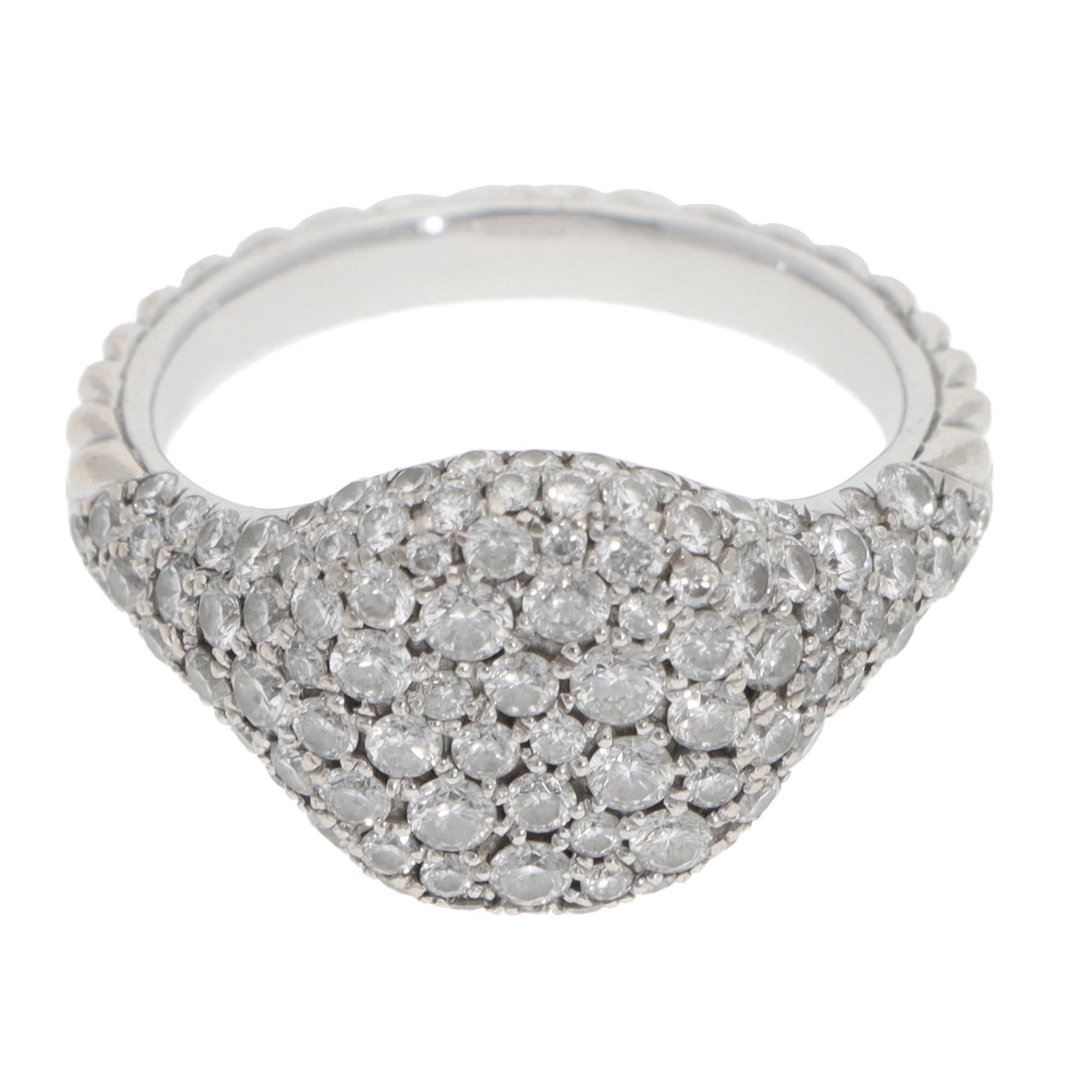 Precioso anillo vintage David Yurman Chevron con pavé de diamantes, engastado en oro blanco de 18 quilates. 

El anillo está engastado con diamantes redondos talla brillante, todos ellos engastados en pavé dentro del diseño del anillo del meñique,