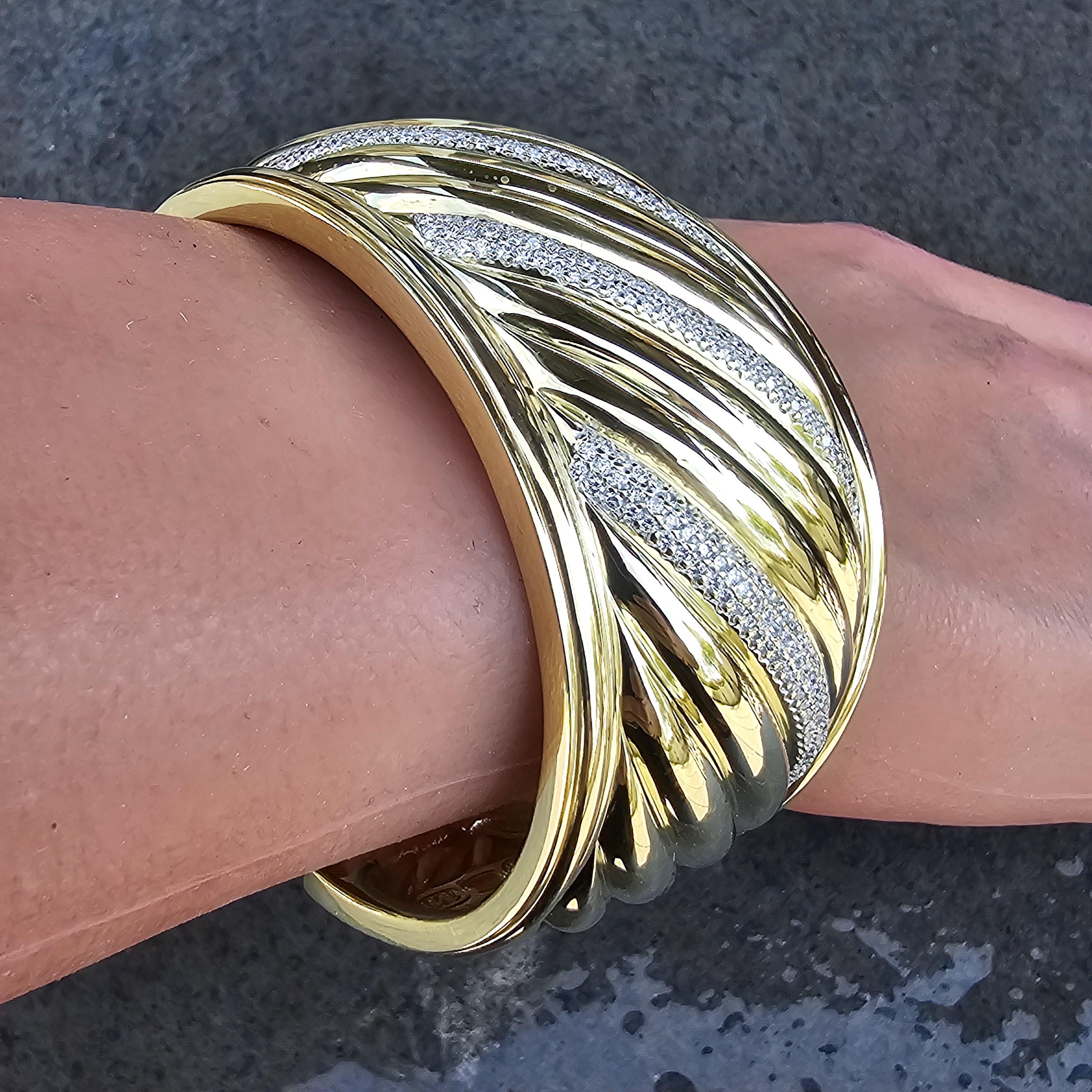 Taglio rotondo David Yurman d'epoca in oro massiccio 112g 18k Bracciale con 4 file di diamanti intagliati in vendita