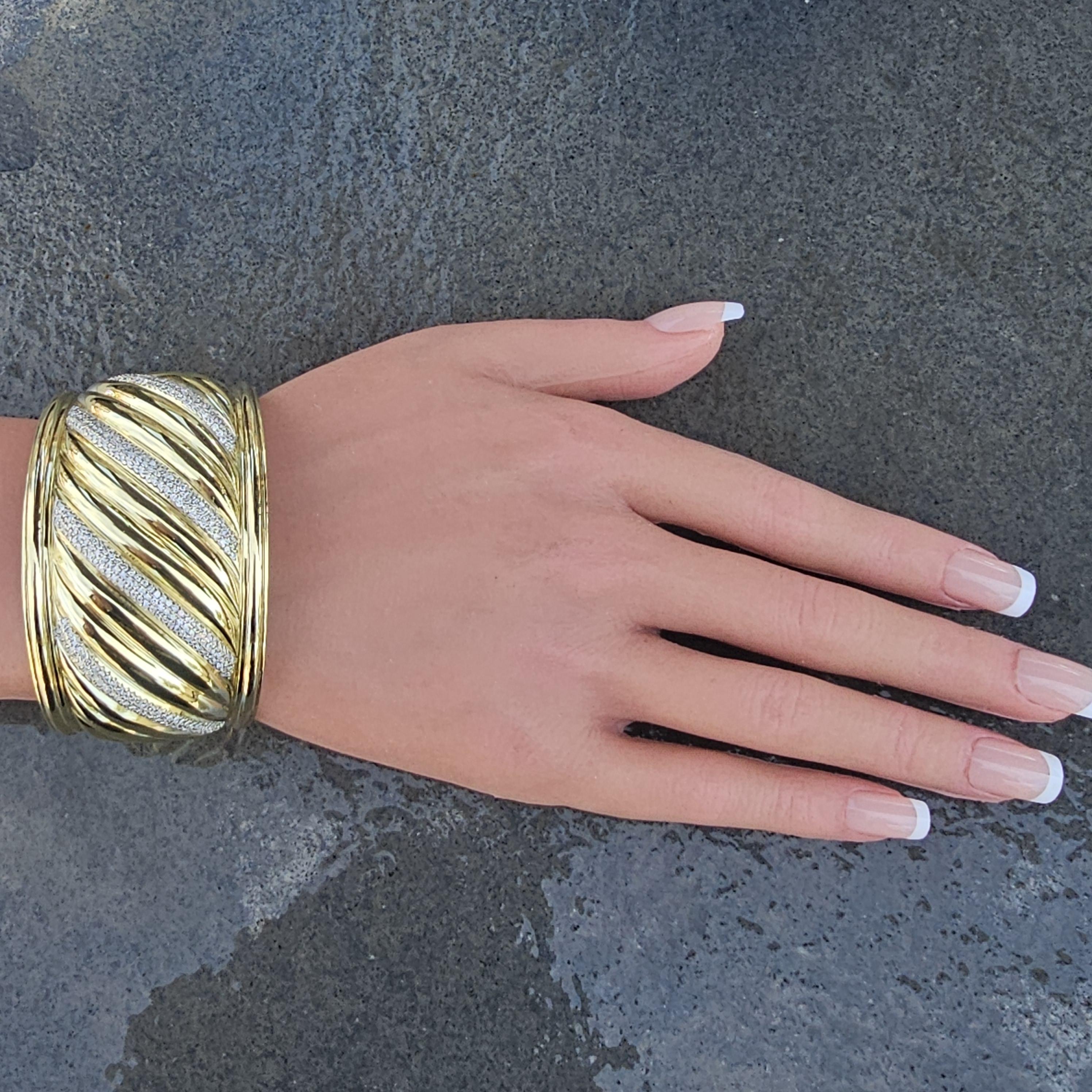 Donna David Yurman d'epoca in oro massiccio 112g 18k Bracciale con 4 file di diamanti intagliati in vendita