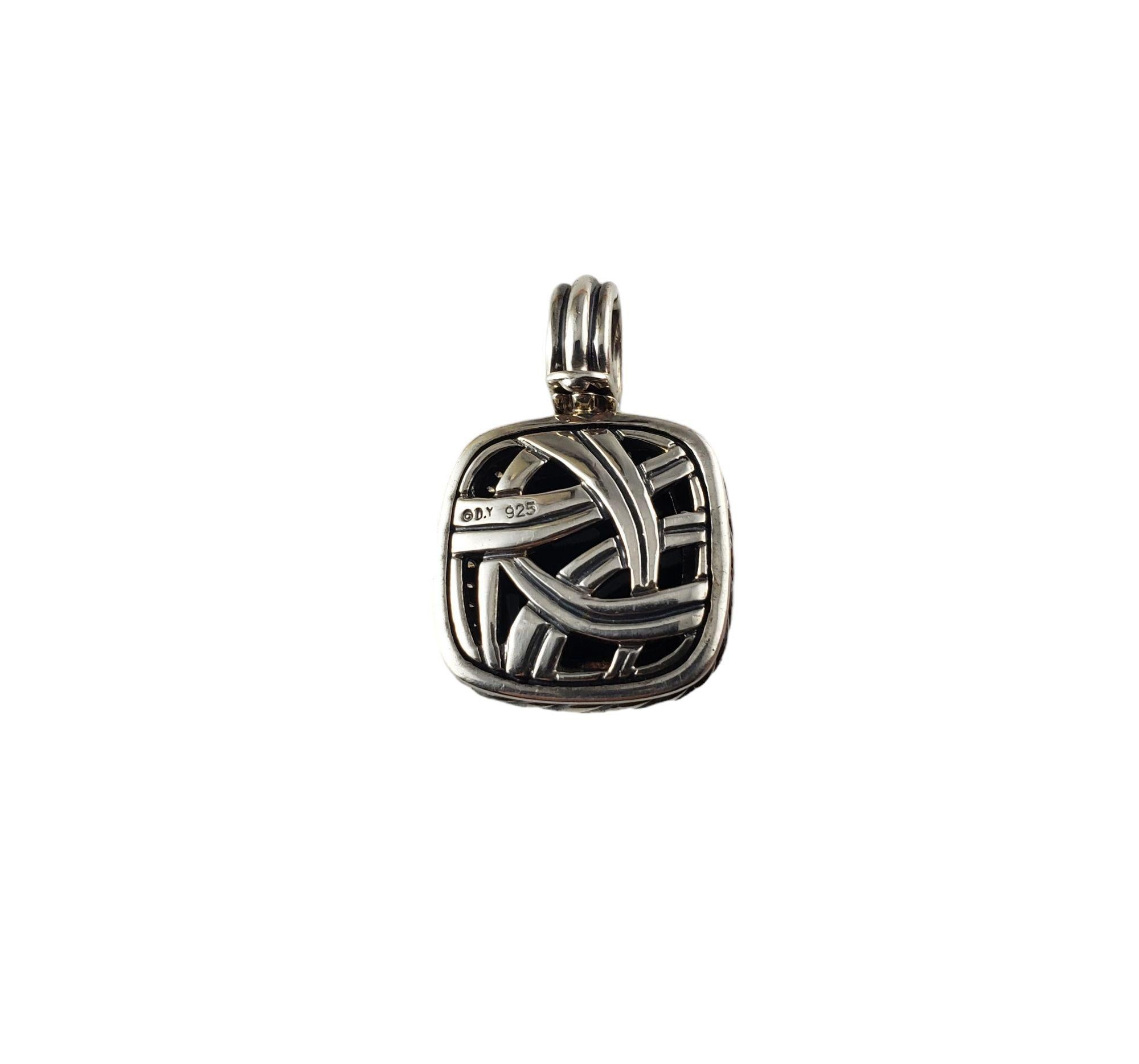 Pendentif Vintage David Yurman en Argent Sterling Onyx et Diamant-

Cet élégant pendentif David Yurman présente une pierre d'onyx à facettes (14 mm x 14 mm) entourée de 41 diamants ronds de taille brillante et sertie dans de l'argent sterling