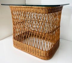 Paar Davis Allen McGuire-Rattan-Beistelltische mit Glasplatten