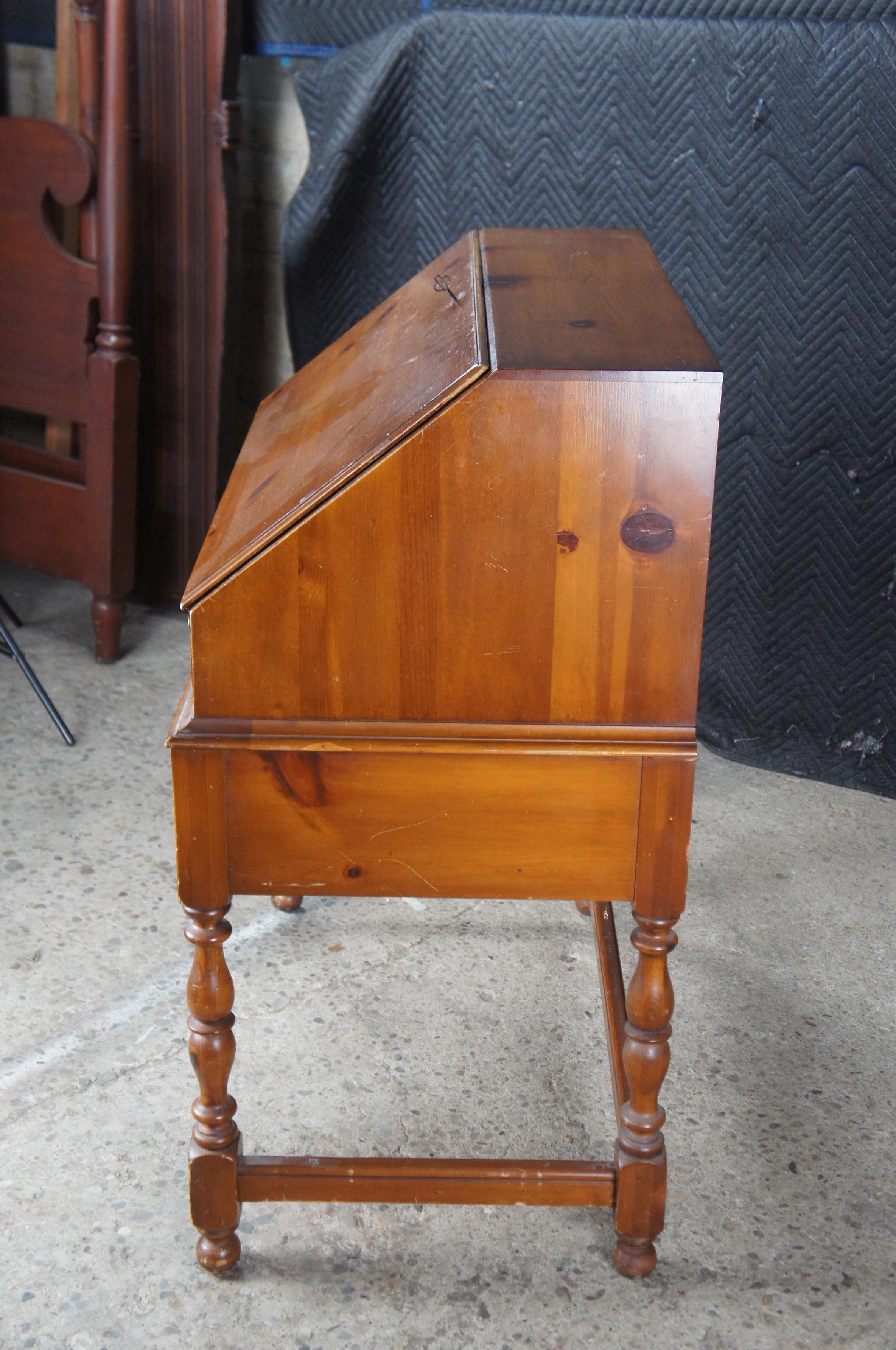 Davis Cabinet Co., Vintage-Schrank Sekretär aus amerikanischer Kiefer im Kolonialstil im Angebot 6