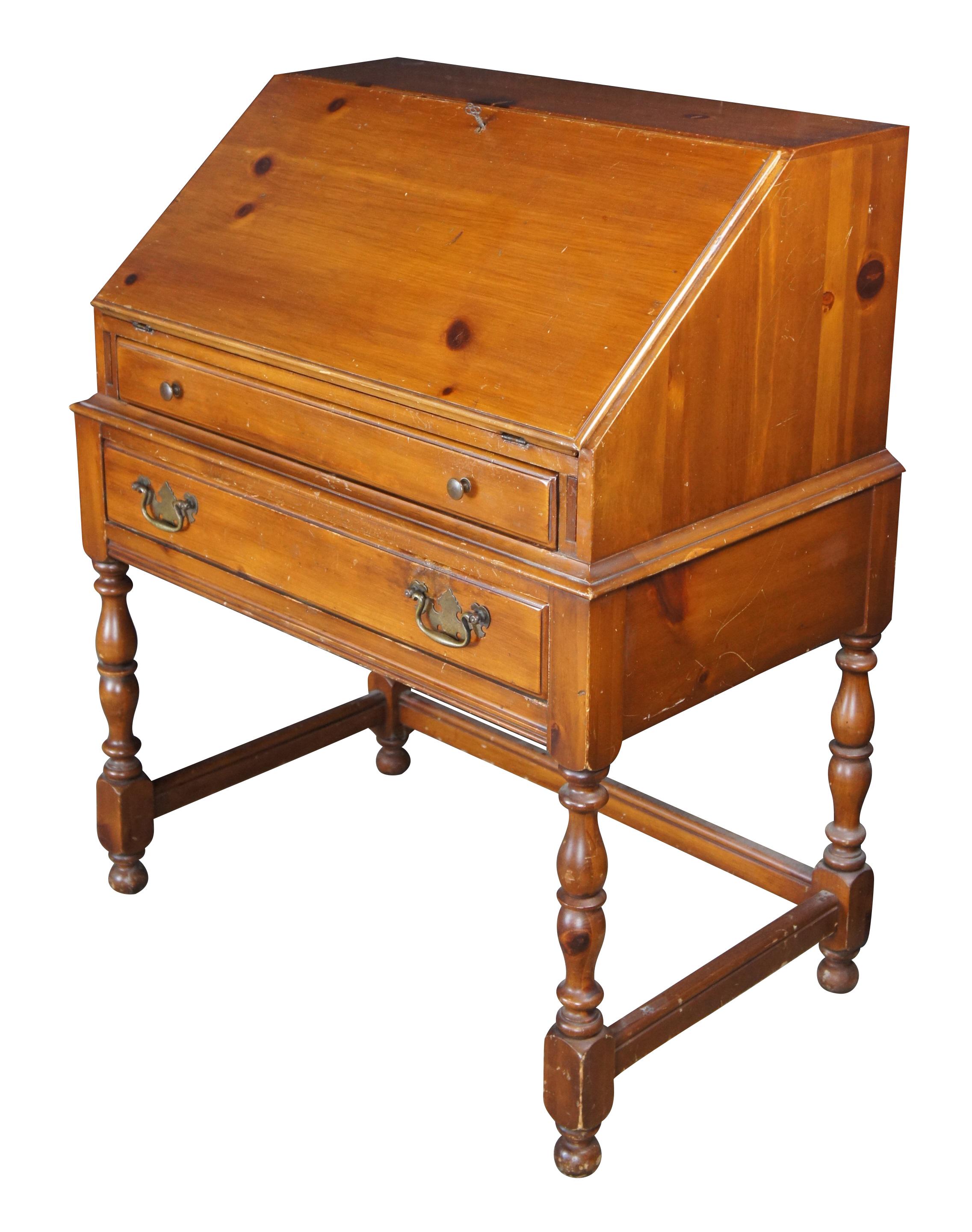 Schreibtisch der Davis Cabinet Company, Nr. 376, ca. 1950er Jahre.  Hergestellt aus amerikanischer Kiefer mit einer abschließbaren schrägen Platte, die sich zu einer Schreibfläche öffnet, mit vier Schubladen mit Falzverbindungen und Taubenlöchern.