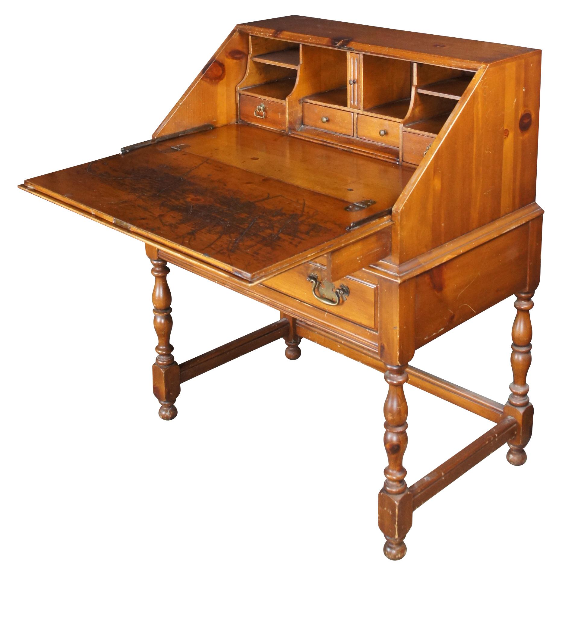 Davis Cabinet Co., Vintage-Schrank Sekretär aus amerikanischer Kiefer im Kolonialstil (Land) im Angebot