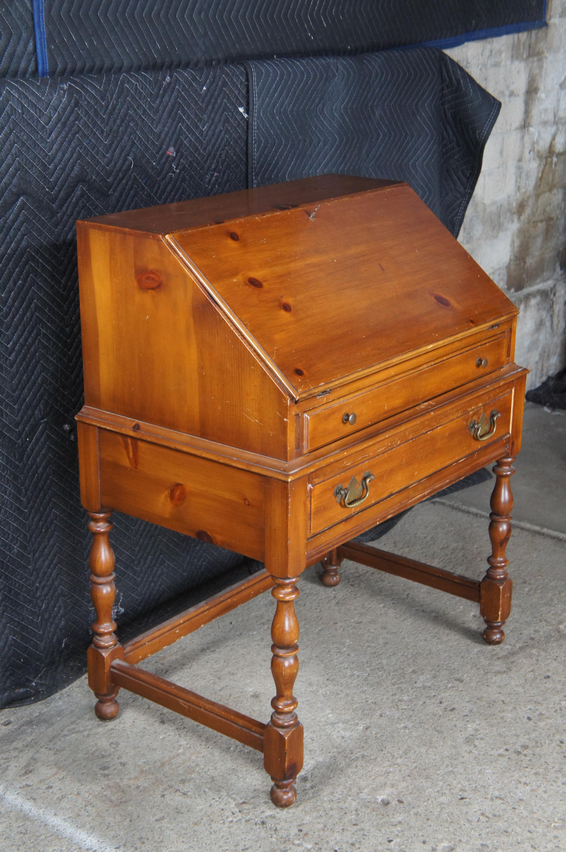 Davis Cabinet Co., Vintage-Schrank Sekretär aus amerikanischer Kiefer im Kolonialstil im Zustand „Starke Gebrauchsspuren“ im Angebot in Dayton, OH