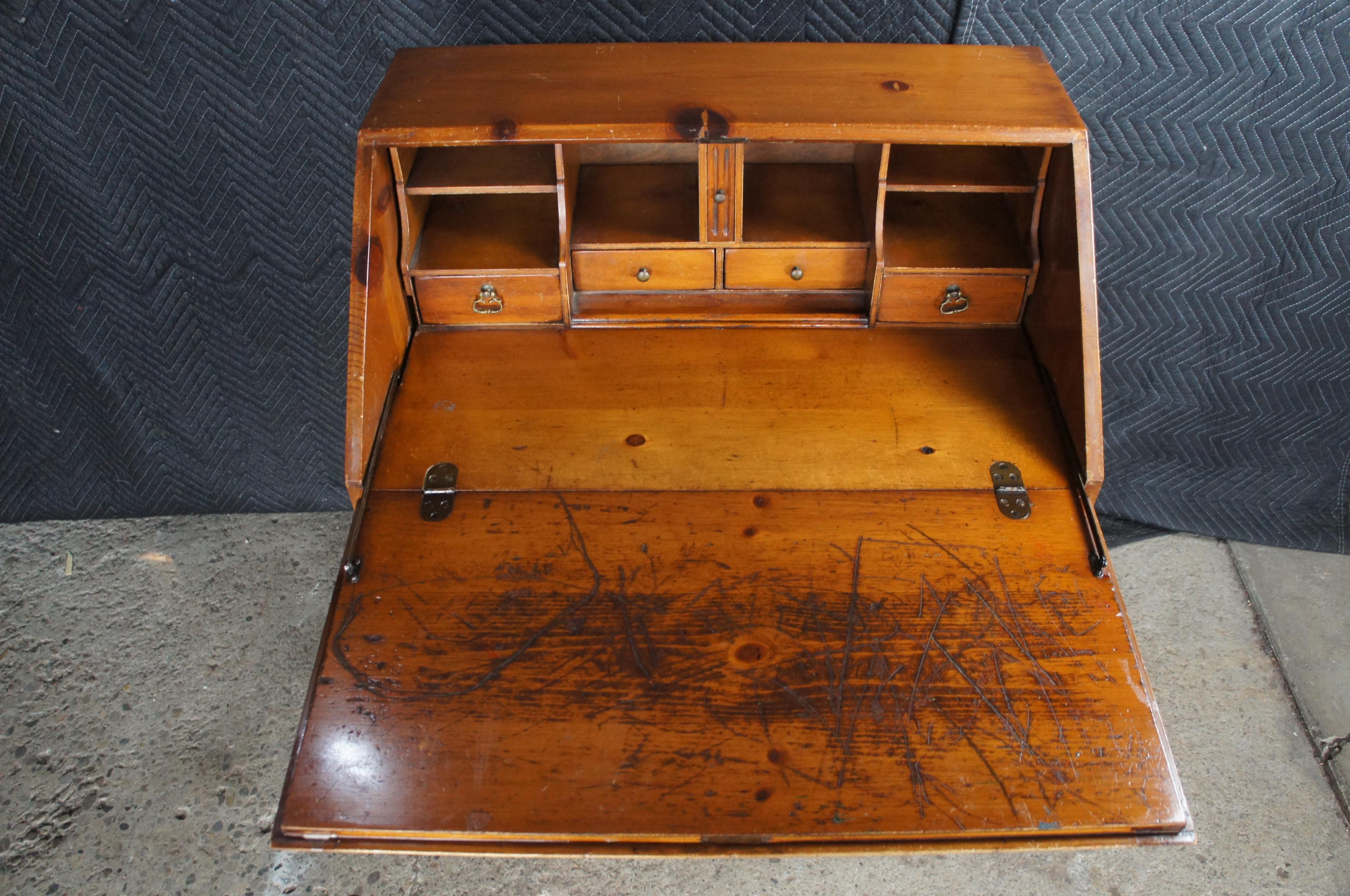 Davis Cabinet Co., Vintage-Schrank Sekretär aus amerikanischer Kiefer im Kolonialstil (20. Jahrhundert) im Angebot