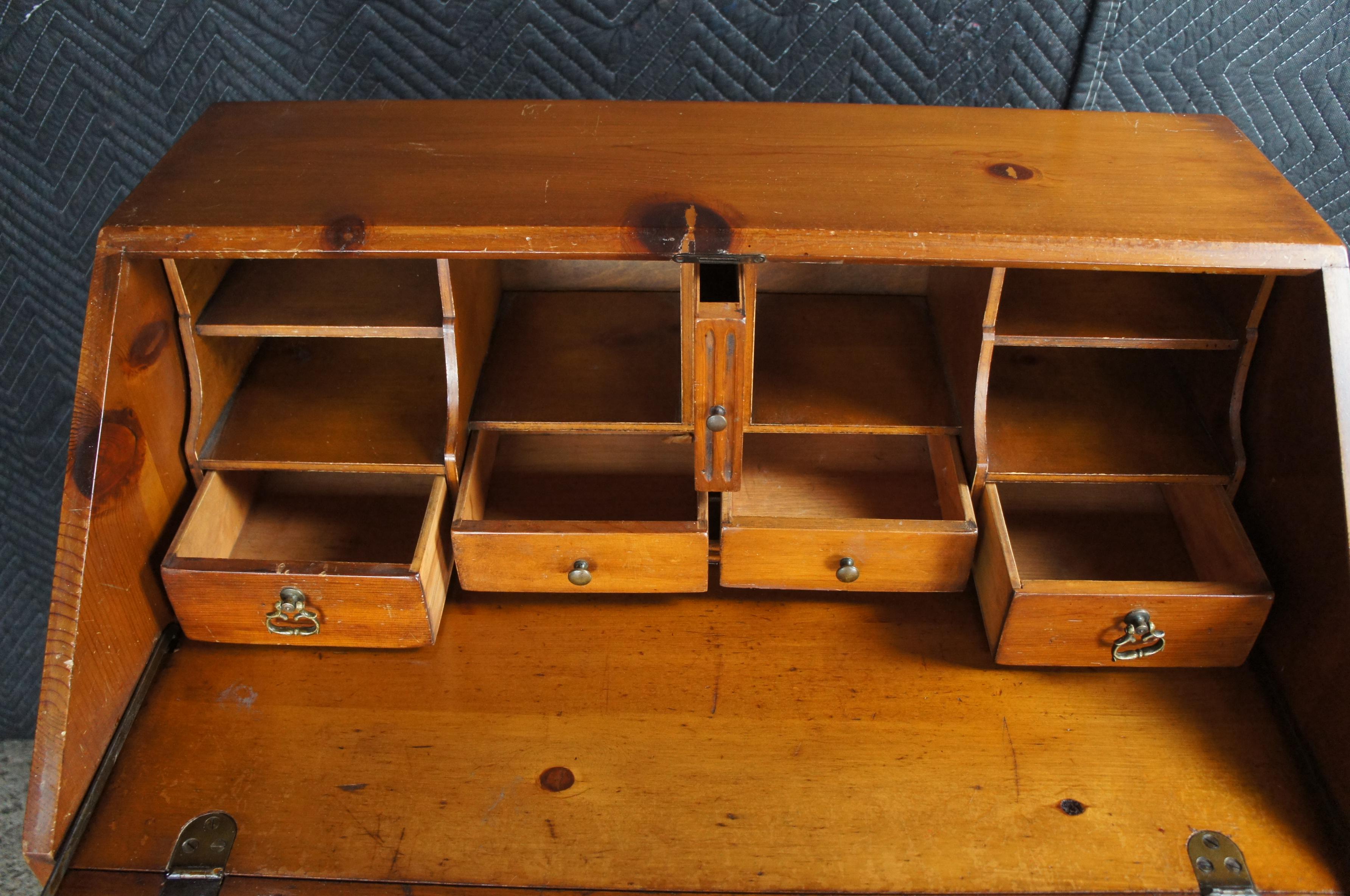Davis Cabinet Co., Vintage-Schrank Sekretär aus amerikanischer Kiefer im Kolonialstil (Messing) im Angebot