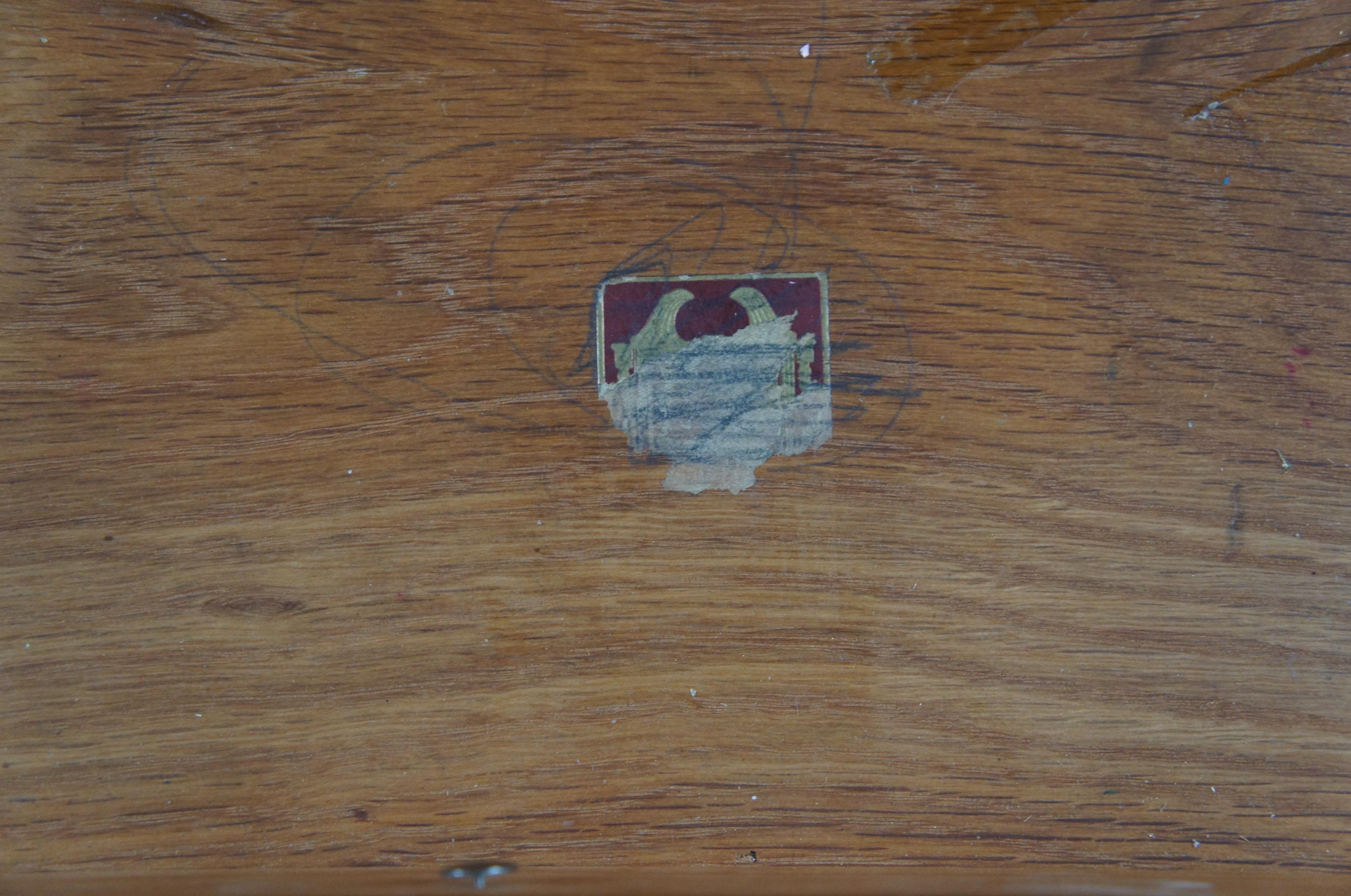 Davis Cabinet Co., Vintage-Schrank Sekretär aus amerikanischer Kiefer im Kolonialstil im Angebot 1