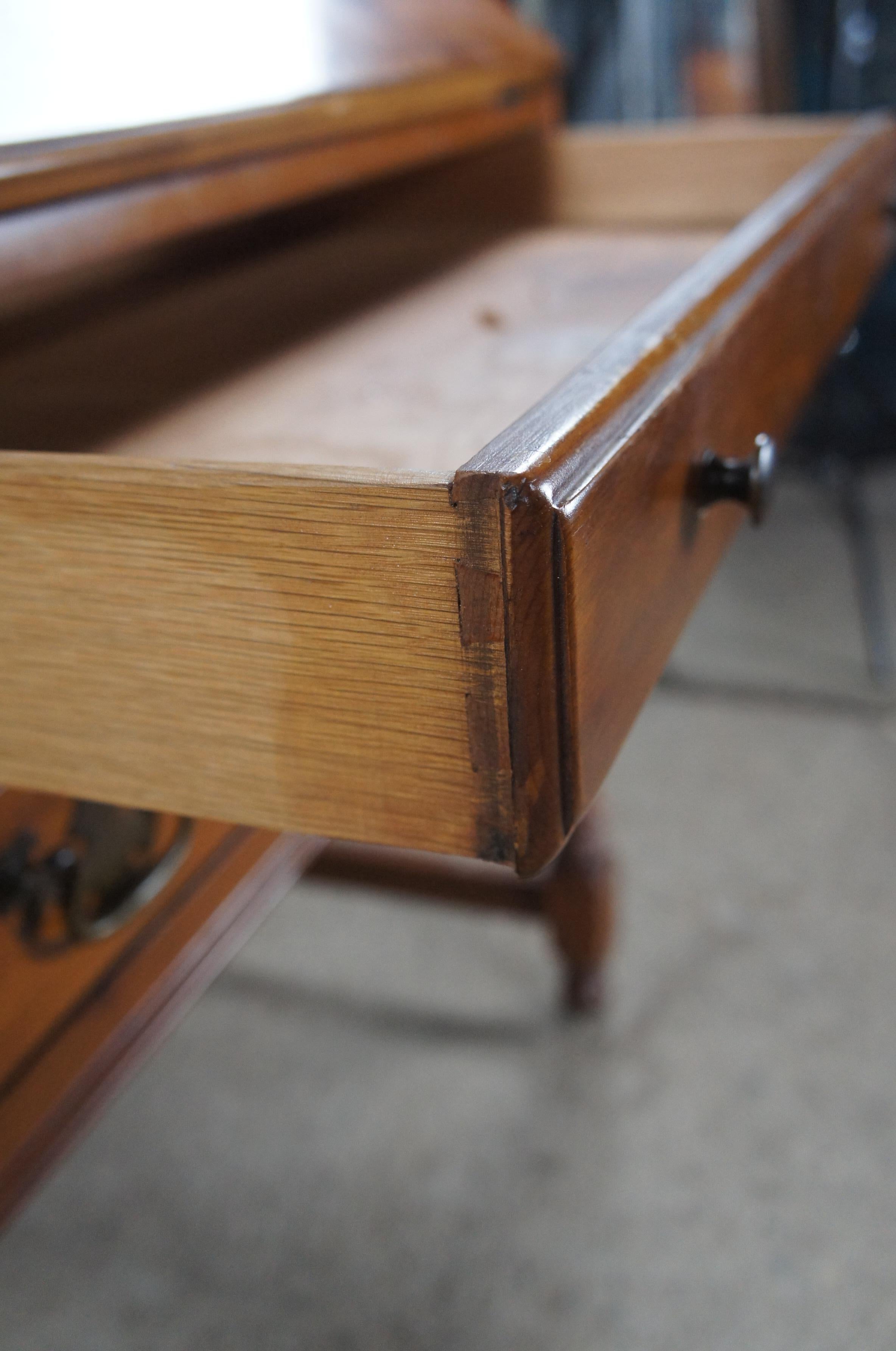 Davis Cabinet Co., Vintage-Schrank Sekretär aus amerikanischer Kiefer im Kolonialstil im Angebot 2