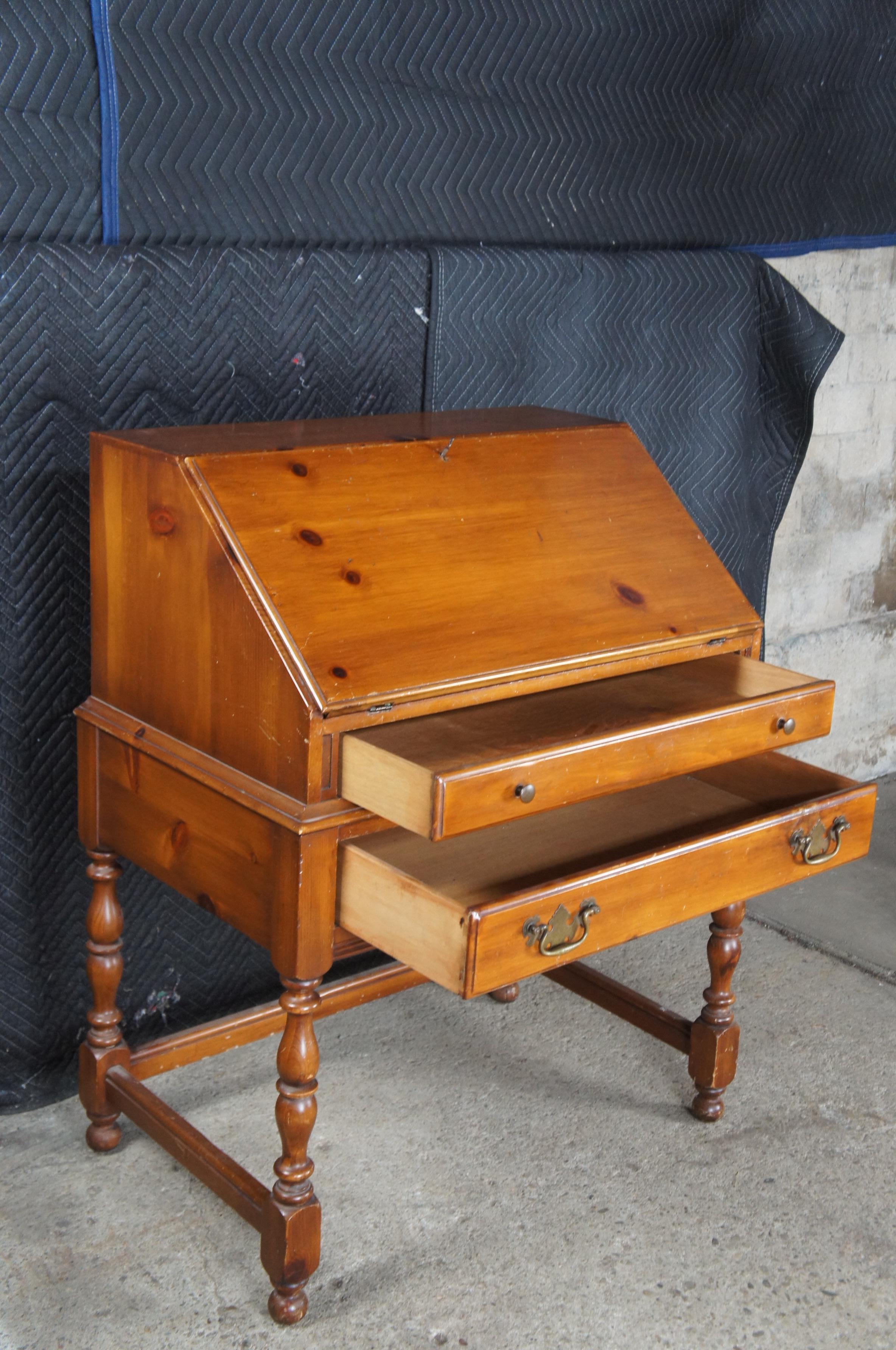 Davis Cabinet Co., Vintage-Schrank Sekretär aus amerikanischer Kiefer im Kolonialstil im Angebot 3