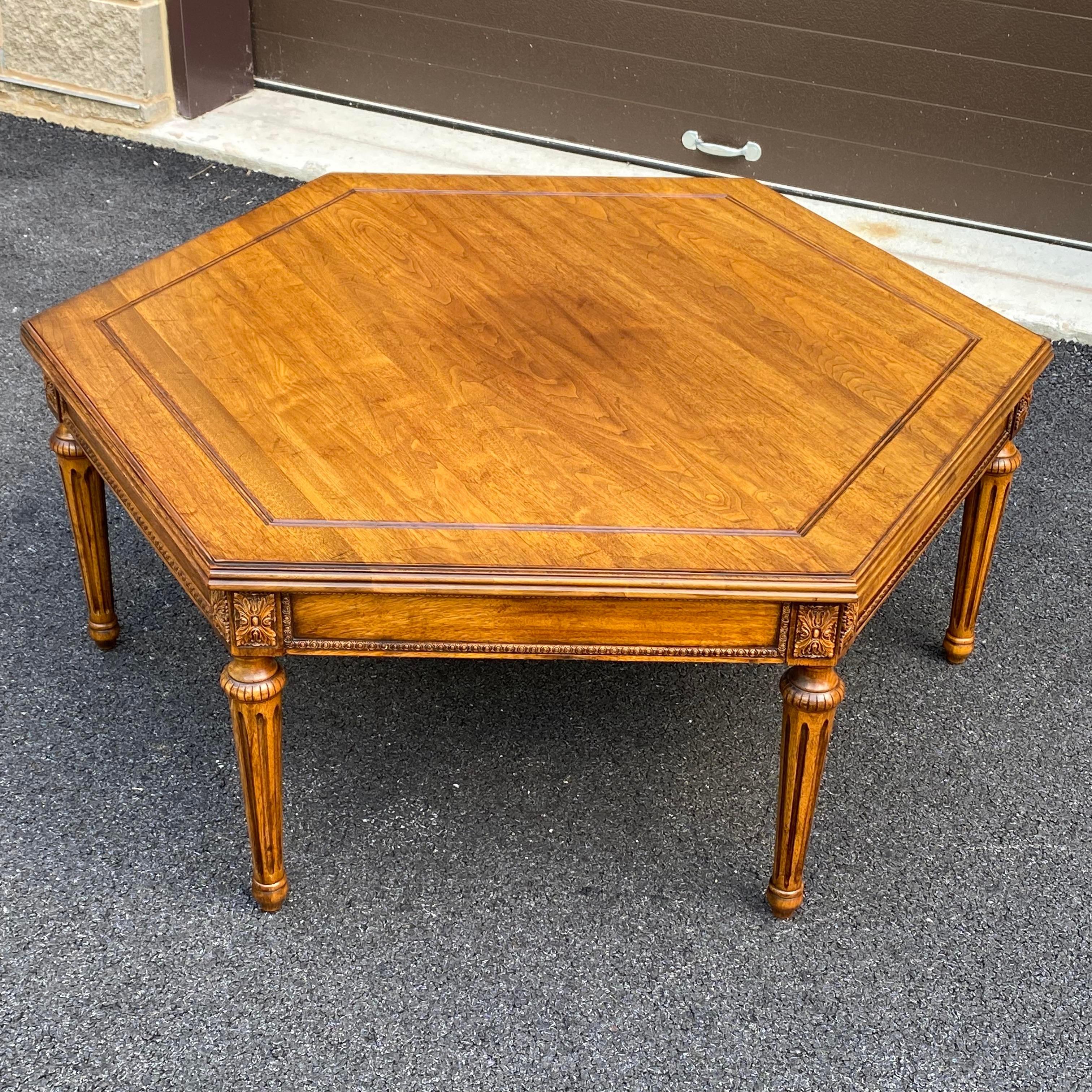Vintage Davis Cabinet Co. Tavolo da cocktail francese in noce massiccio in stile Luigi XVI in vendita 4