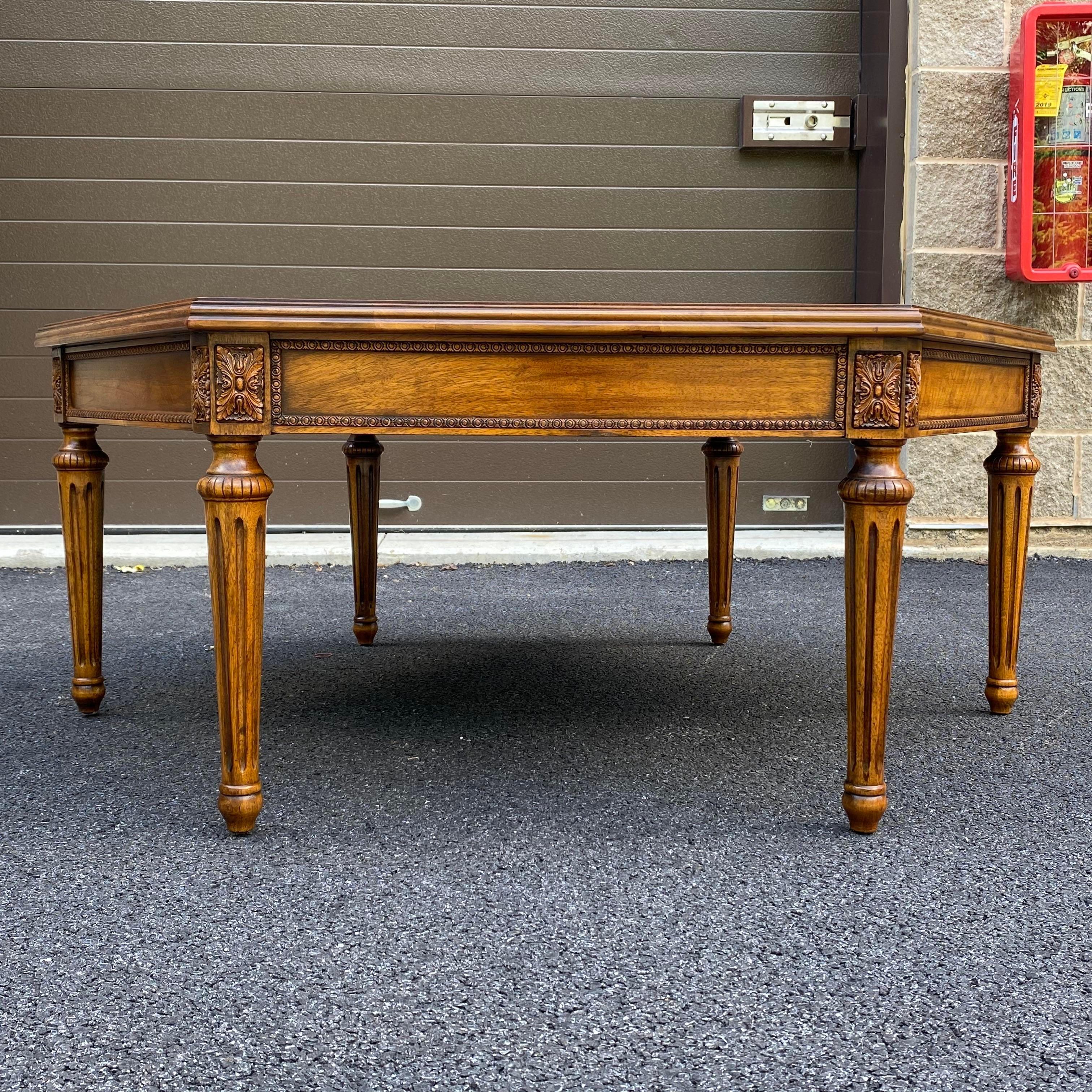 Fatto a mano Vintage Davis Cabinet Co. Tavolo da cocktail francese in noce massiccio in stile Luigi XVI in vendita