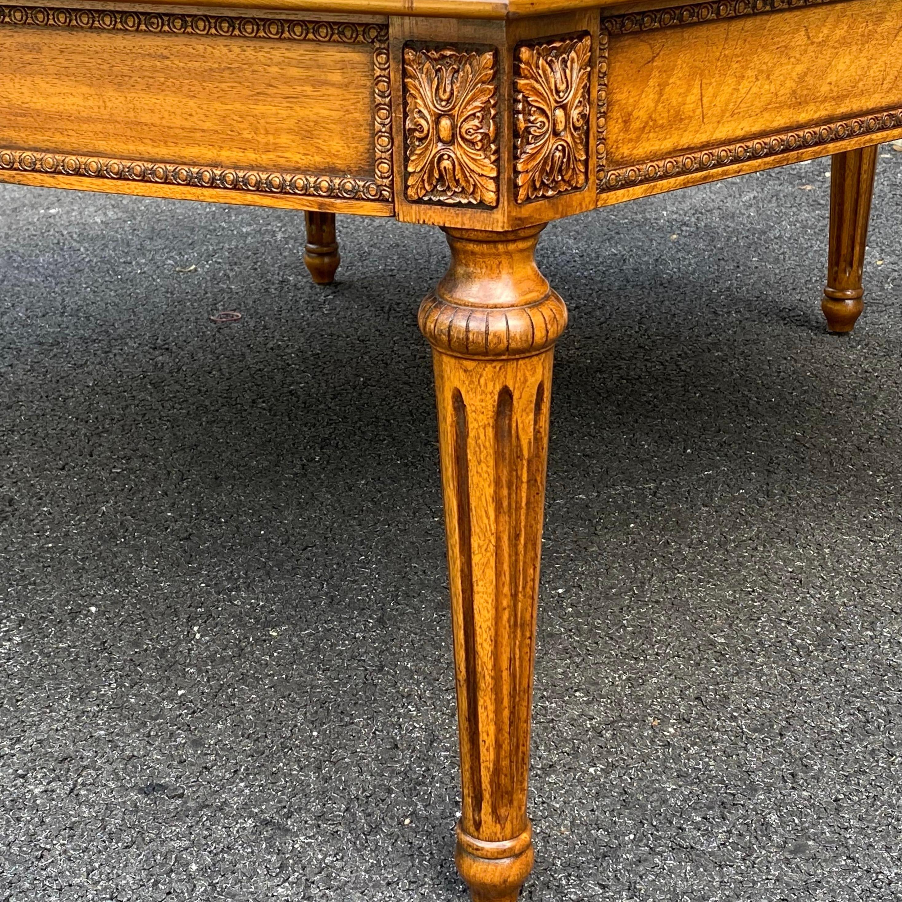 Vintage Davis Cabinet Co. Tavolo da cocktail francese in noce massiccio in stile Luigi XVI In condizioni buone in vendita a West Chester, PA