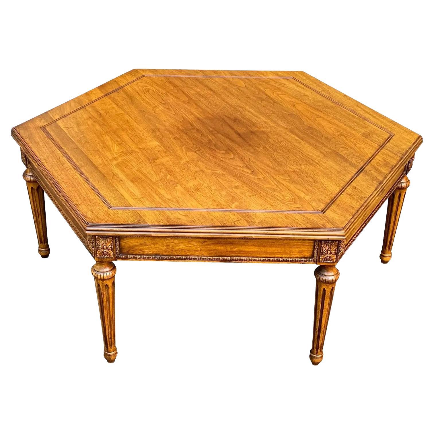 Vintage Davis Cabinet Co. Tavolo da cocktail francese in noce massiccio in stile Luigi XVI in vendita