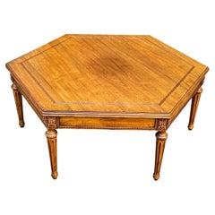 Vintage Davis Cabinet Co. Tavolo da cocktail francese in noce massiccio in stile Luigi XVI