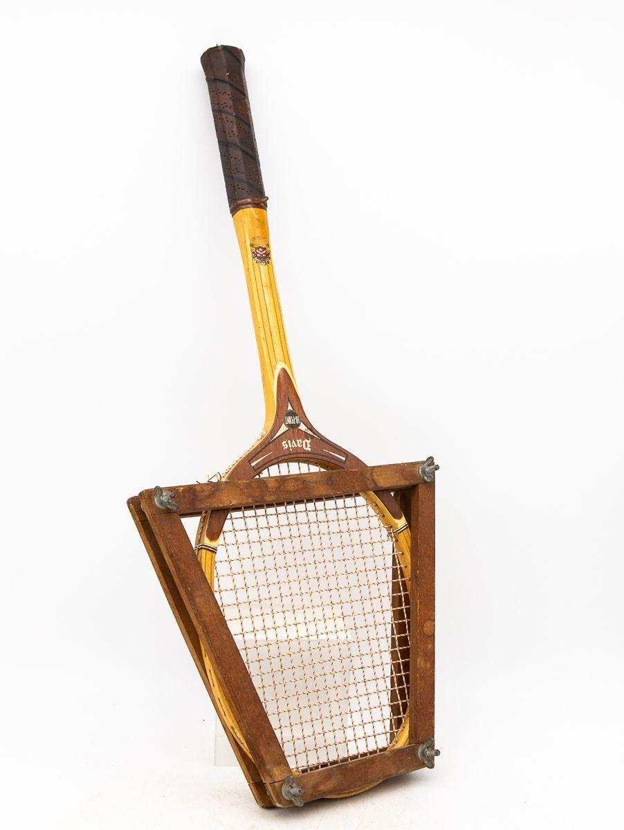 Dieser Davis-Tennisschläger im Vintage-Stil hat mit seinem ledergebundenen Griff einen zeitlosen Charme und ist gut erhalten. Der Griff ist nach wie vor stabil und bietet den bisherigen Spielern einen bequemen Halt. Die noch intakte, leuchtende