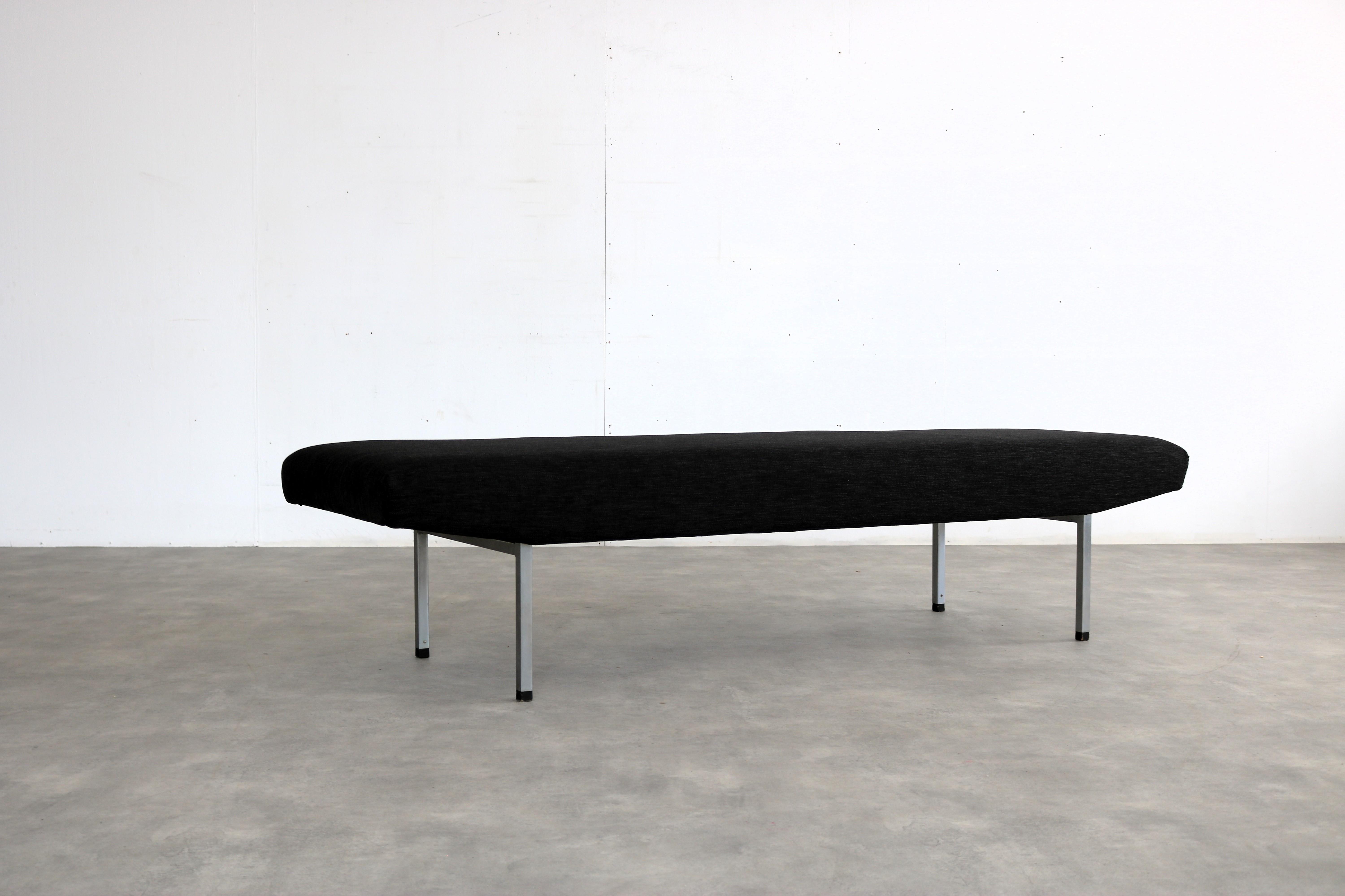 lit de jour vintage  banc  1960s

période  1960s
Design/One  style Martin Visser  Spectre  Pays-Bas
condition  bon  signes mineurs d'utilisation
taille  46 x 204 x 65 (hxbxd)

détails  tapisserie d'ameublement ; métal ; chrome ;

numéro d'article 