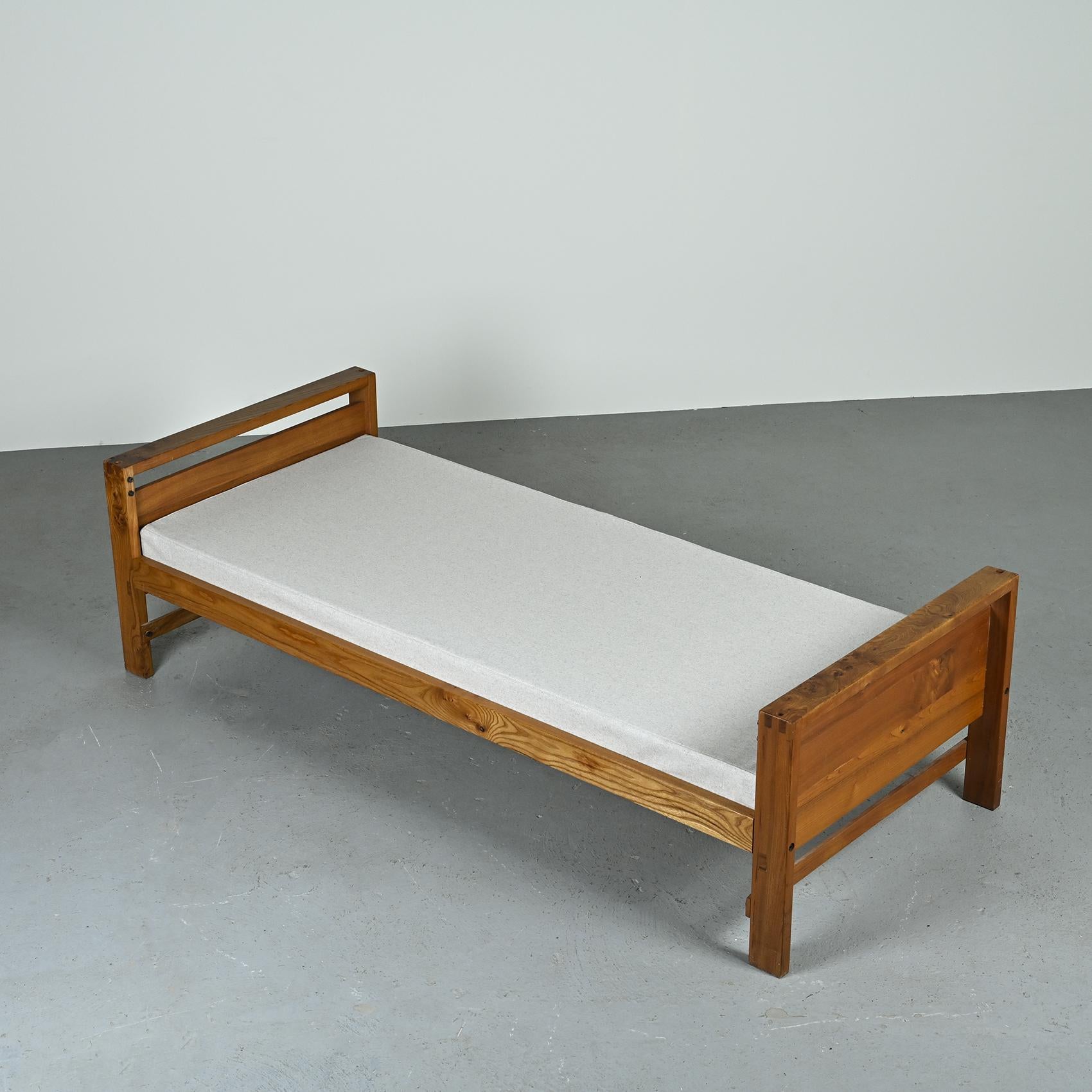 Vintage Daybed in Solid Elm by Pierre Chapo, France circa 1960  7