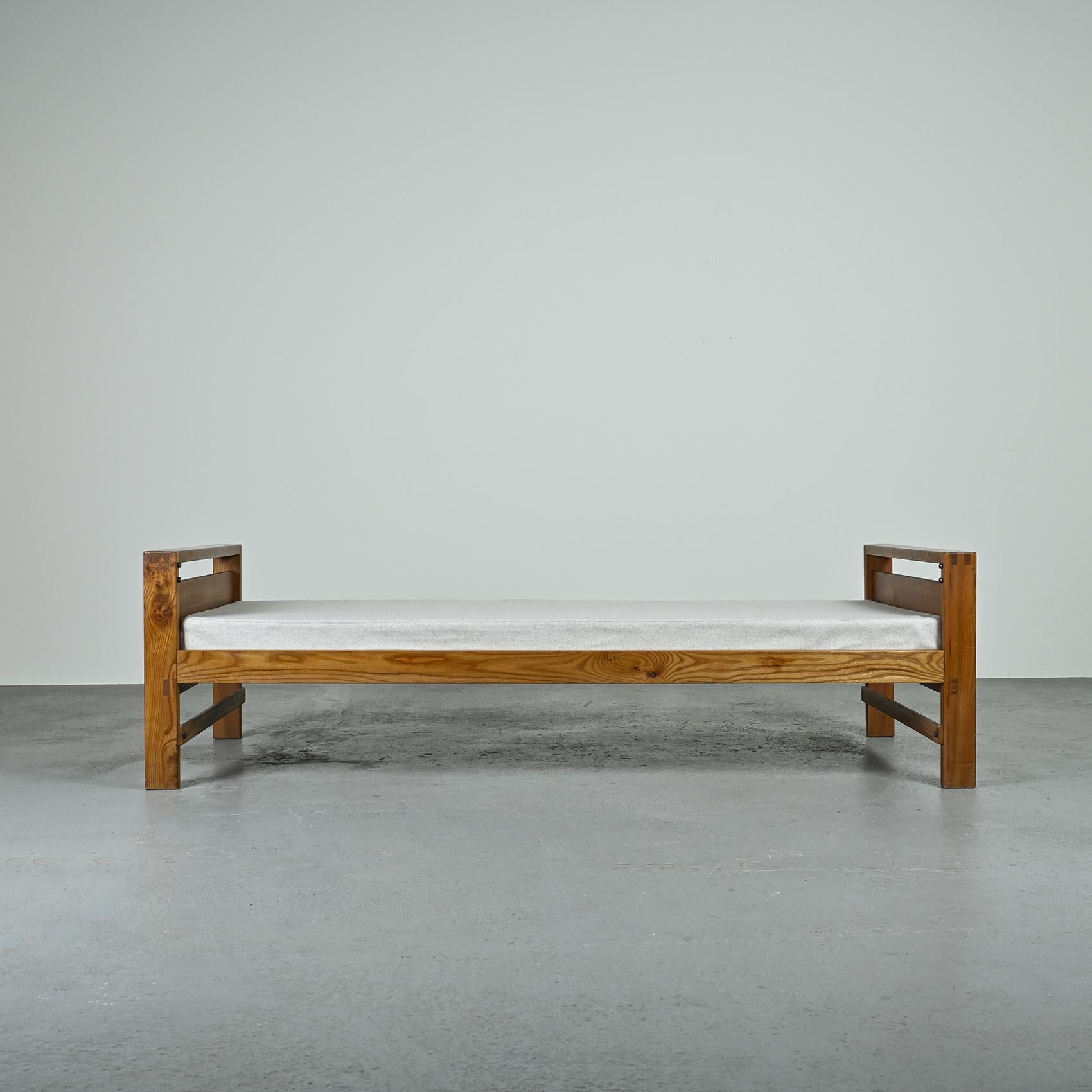 Vintage Daybed in Solid Elm by Pierre Chapo, France circa 1960  10