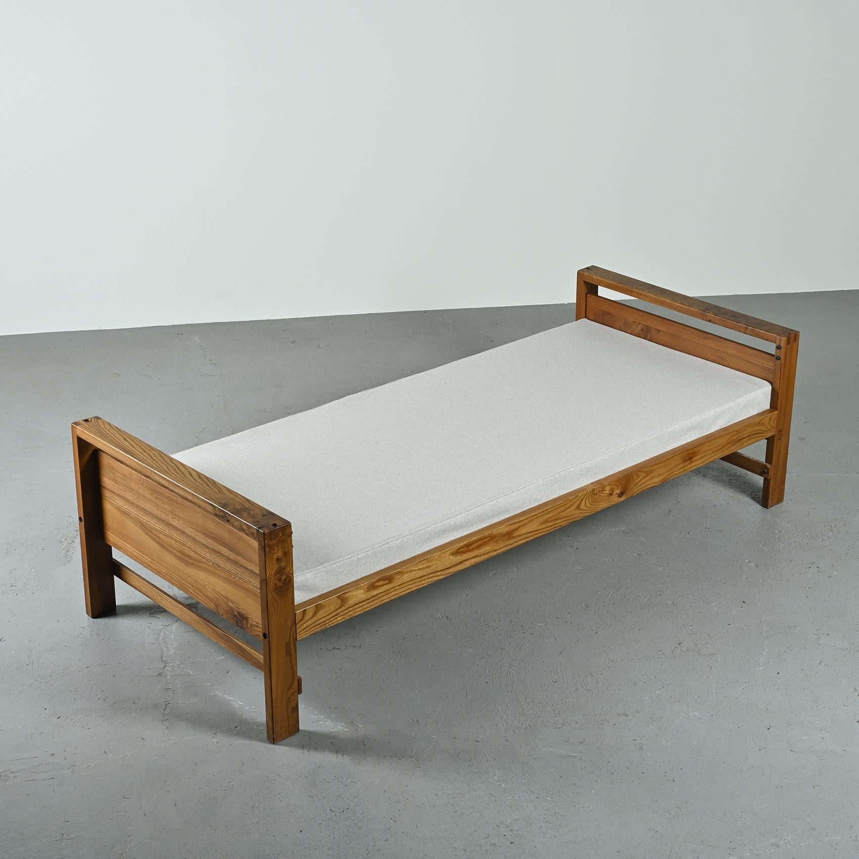 Introducing the Vintage daybed, model L06A, created by the renowned Pierre Chapo.

This piece embodies simplicity at its finest, boasting a frame crafted entirely from solid elm and adorned with box joint mounts. Thanks to its versatile design, it