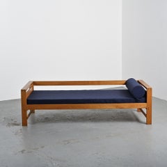 Cama de día vintage de olmo macizo de Pierre Chapo, Francia, hacia 1960