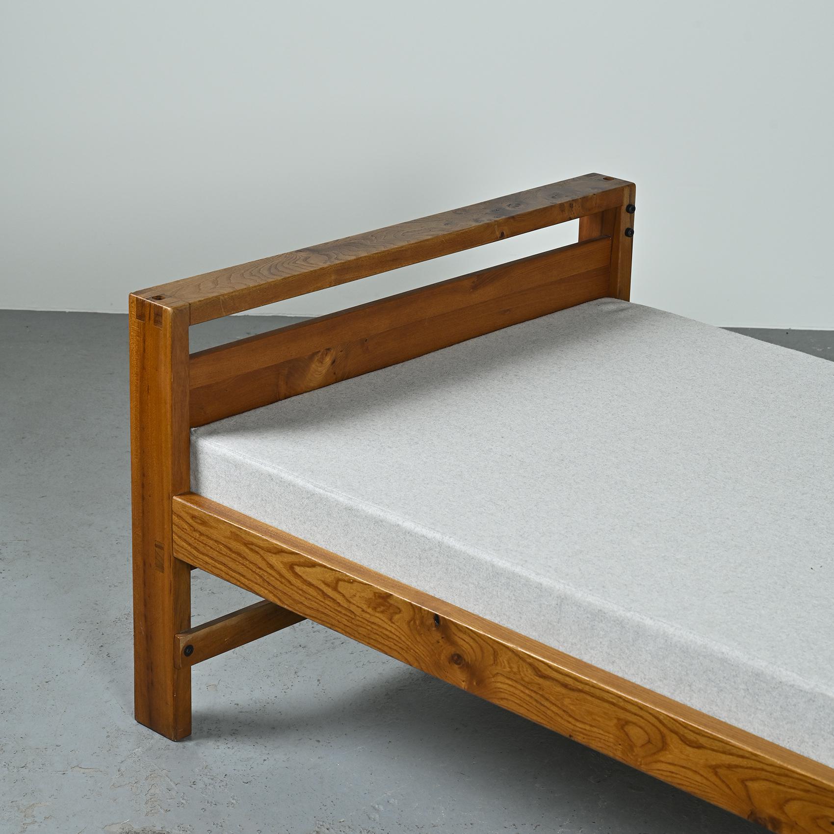 Vintage Daybed in Solid Elm by Pierre Chapo, France circa 1960  In Good Condition In VILLEURBANNE, FR
