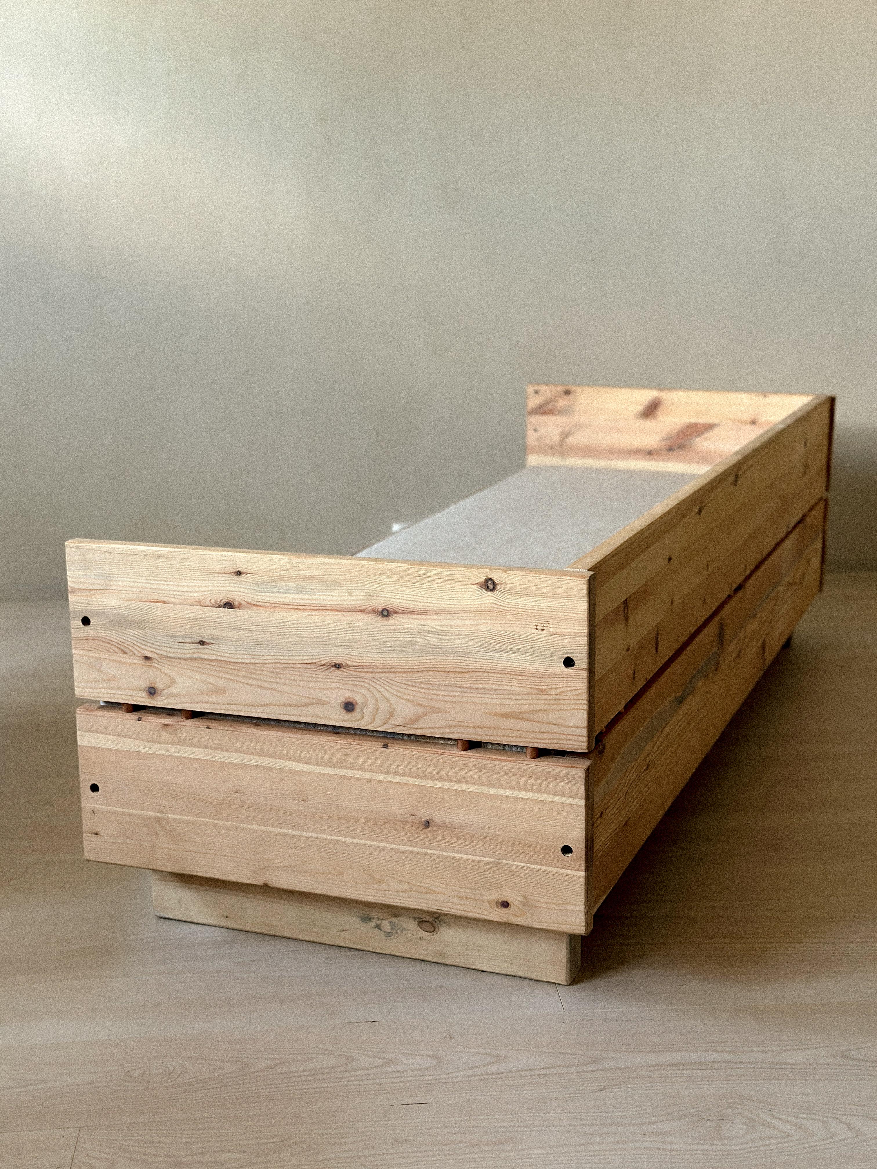 Vintage Daybed in the Style of Donald Judd, Pine wood and Linen, c. 1970s en vente 5