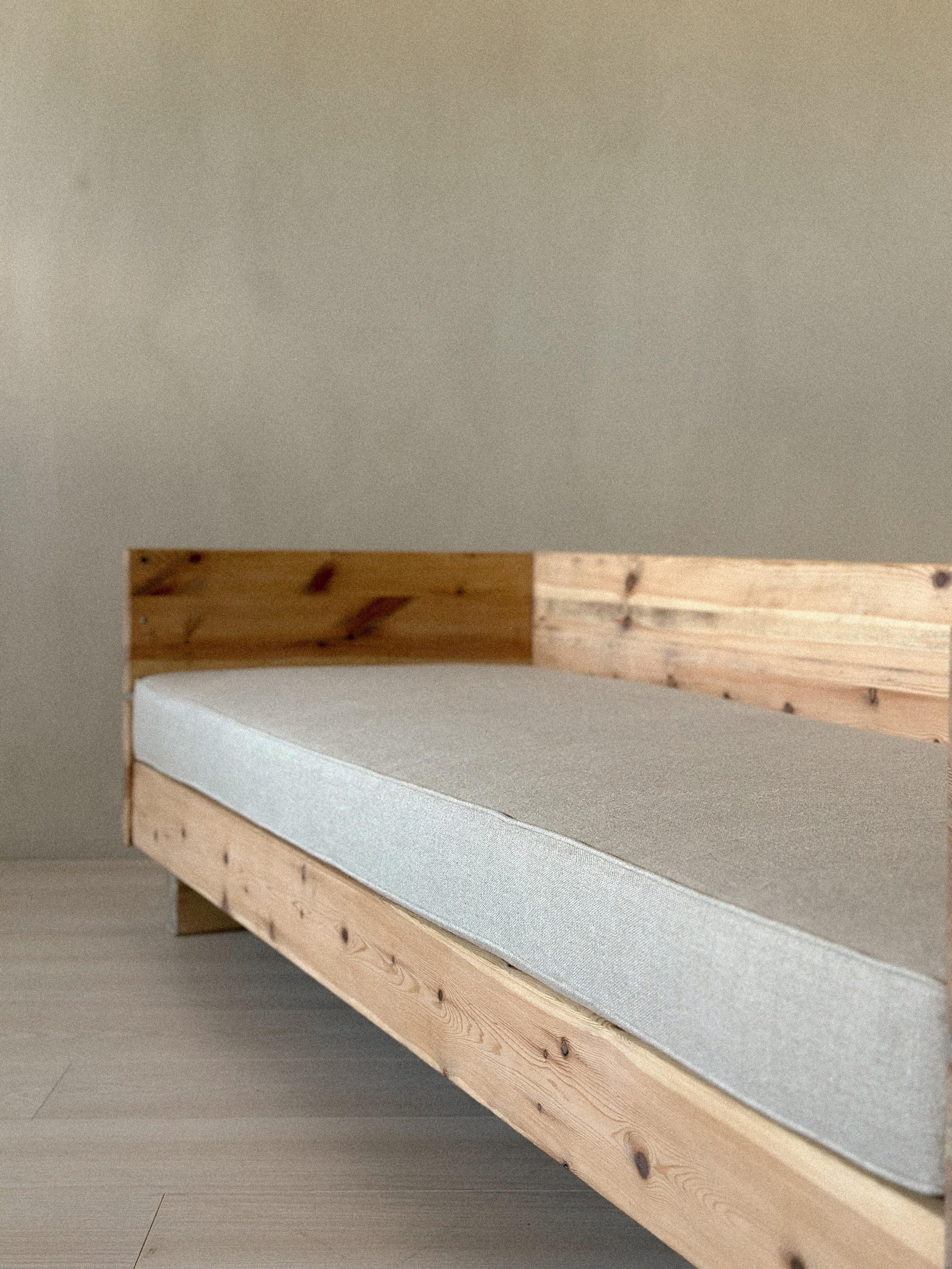 Vintage Daybed in the Style of Donald Judd, Pine wood and Linen, c. 1970s en vente 7