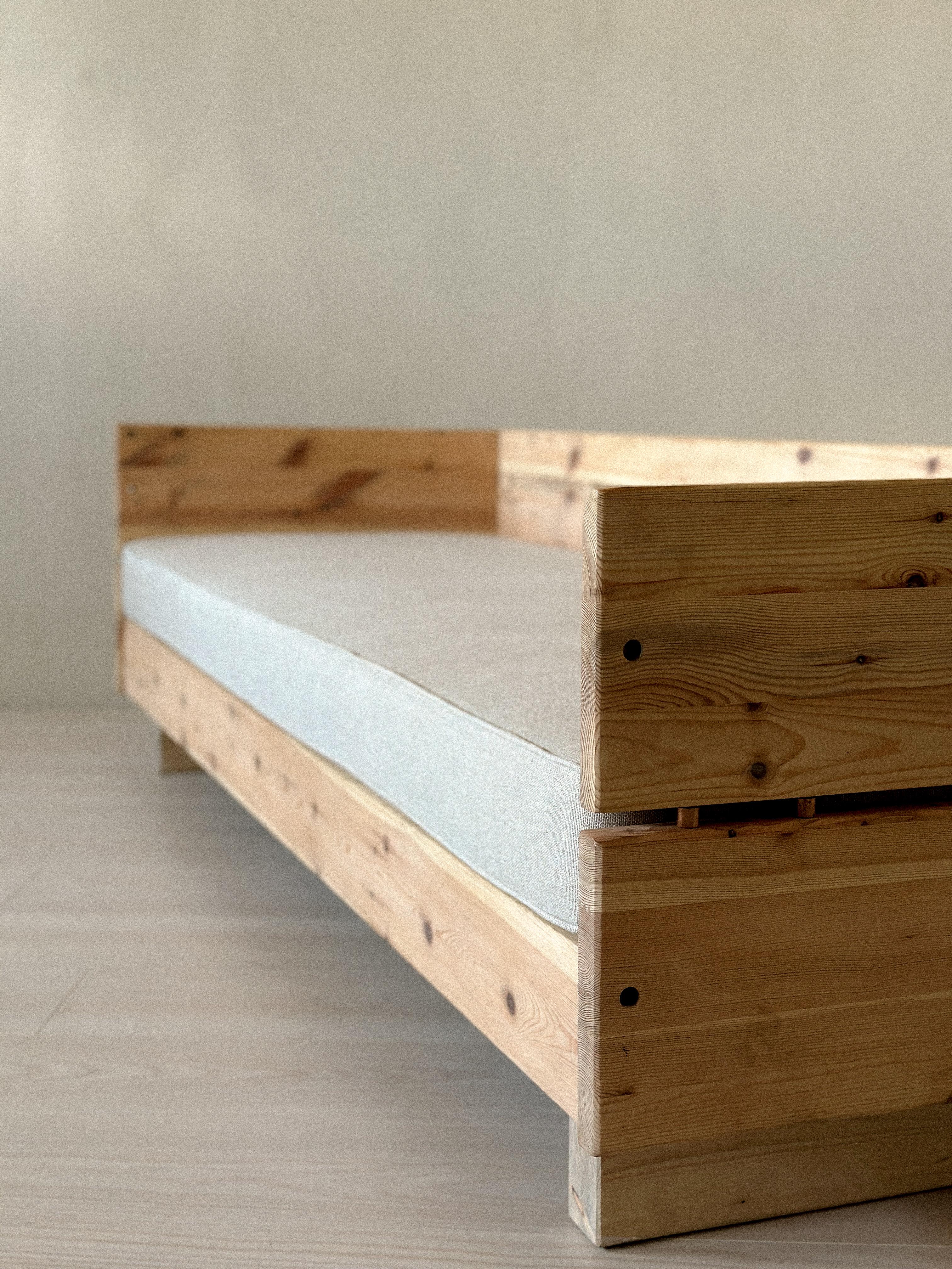 Vintage Daybed in the Style of Donald Judd, Pine wood and Linen, c. 1970s en vente 8