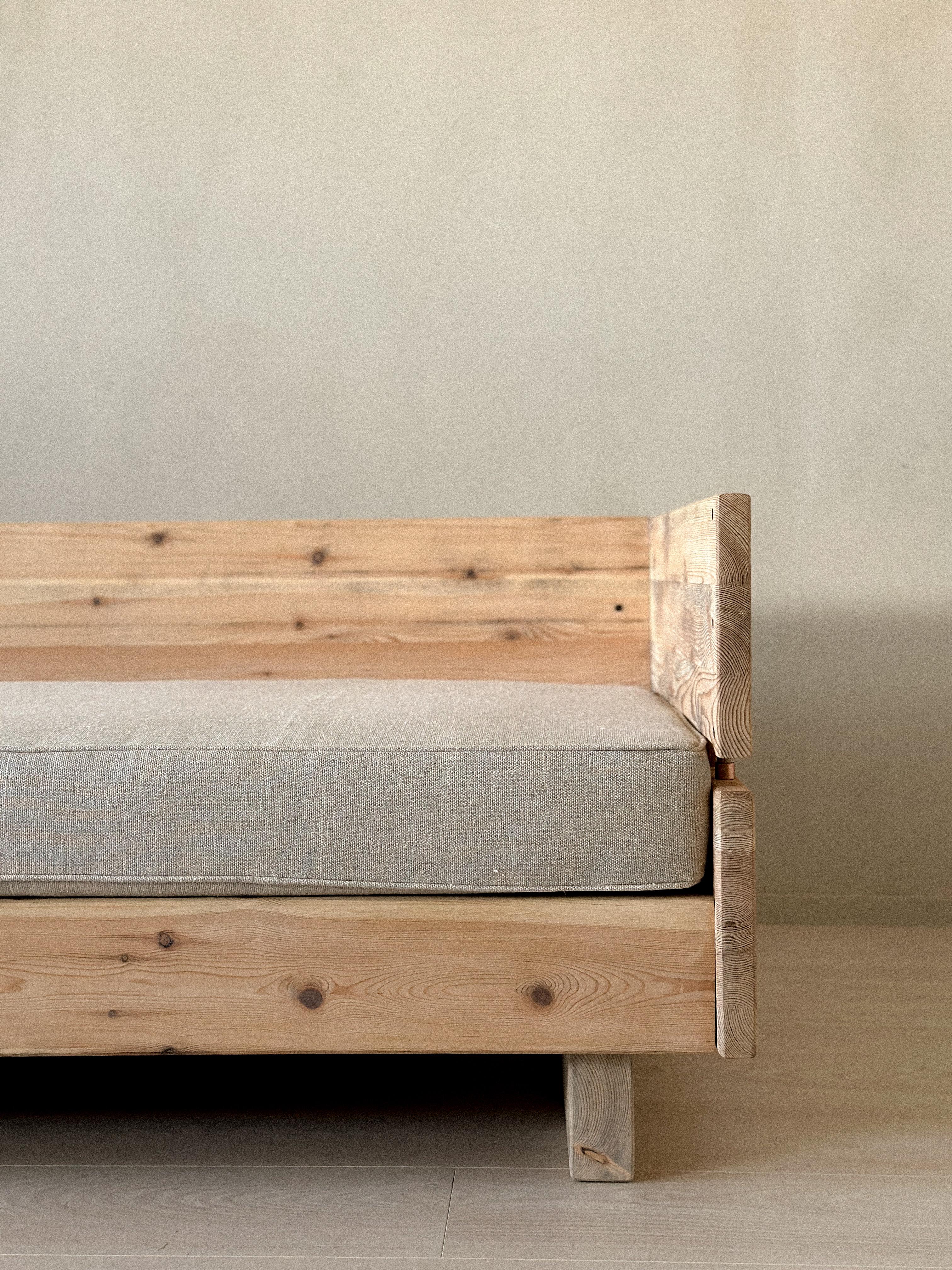 Vintage Daybed in the Style of Donald Judd, Pine wood and Linen, c. 1970s en vente 9