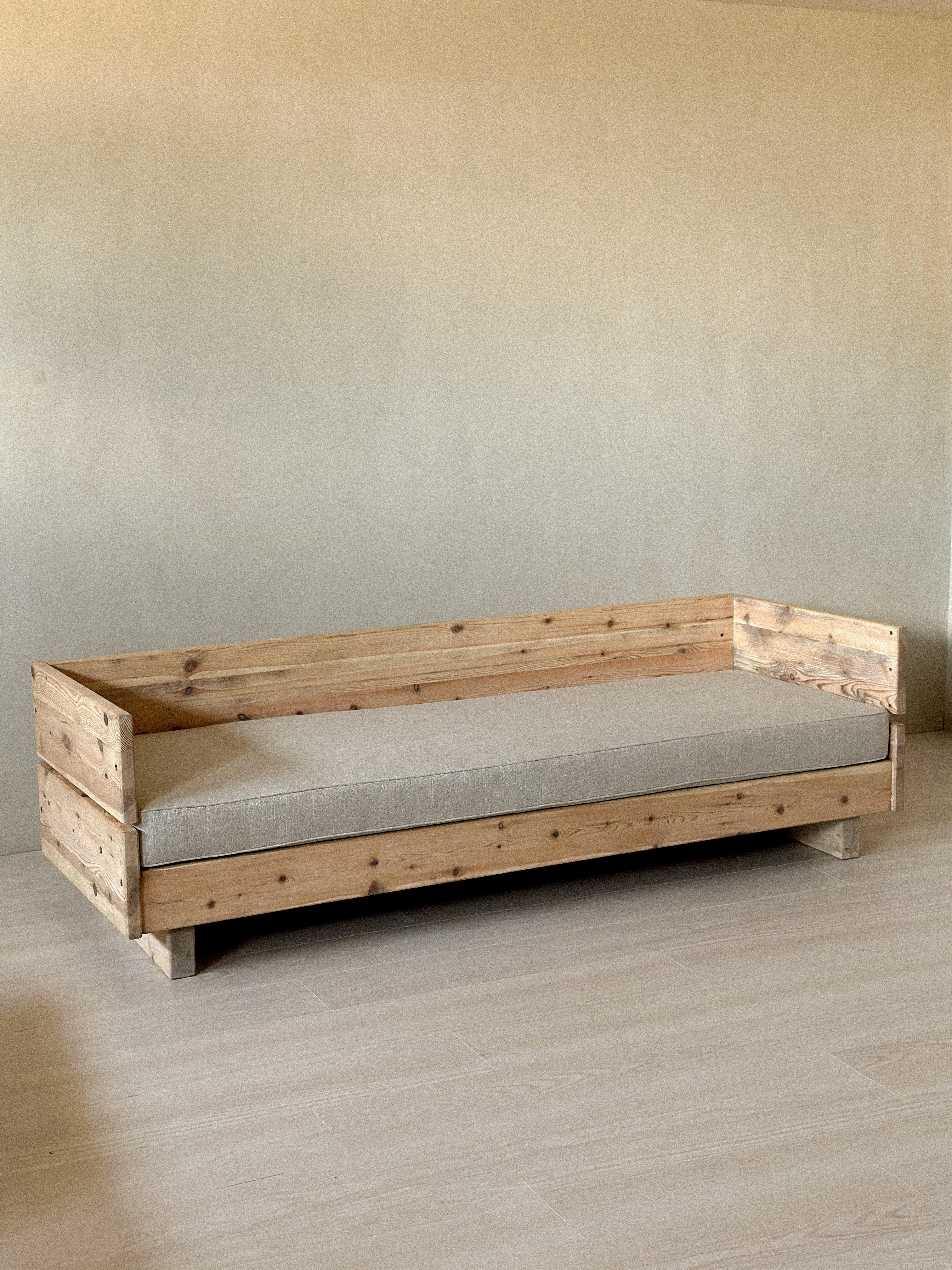Mid-Century Modern Vintage Daybed in the Style of Donald Judd, Pine wood and Linen, c. 1970s en vente