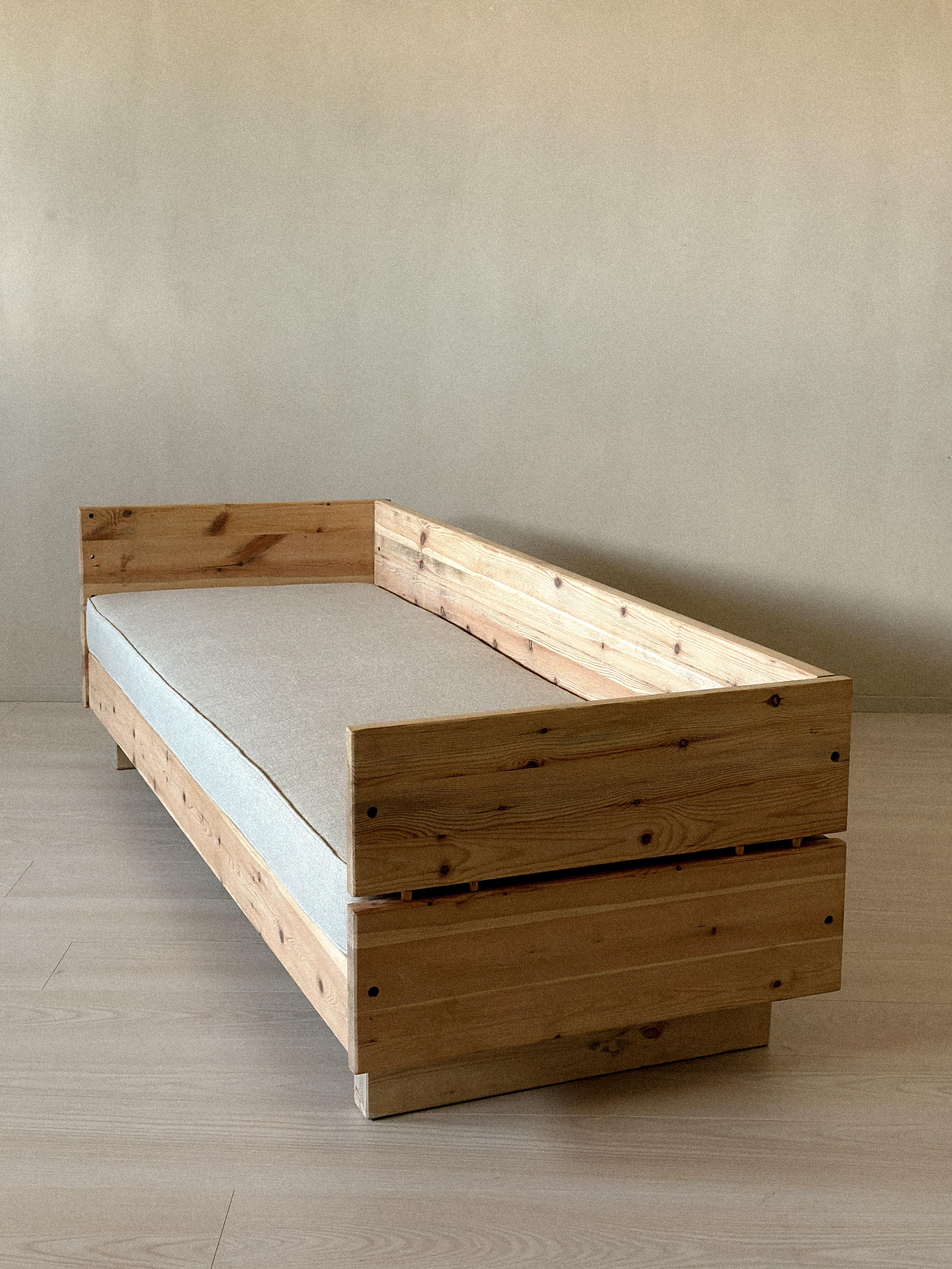 Norvégien Vintage Daybed in the Style of Donald Judd, Pine wood and Linen, c. 1970s en vente