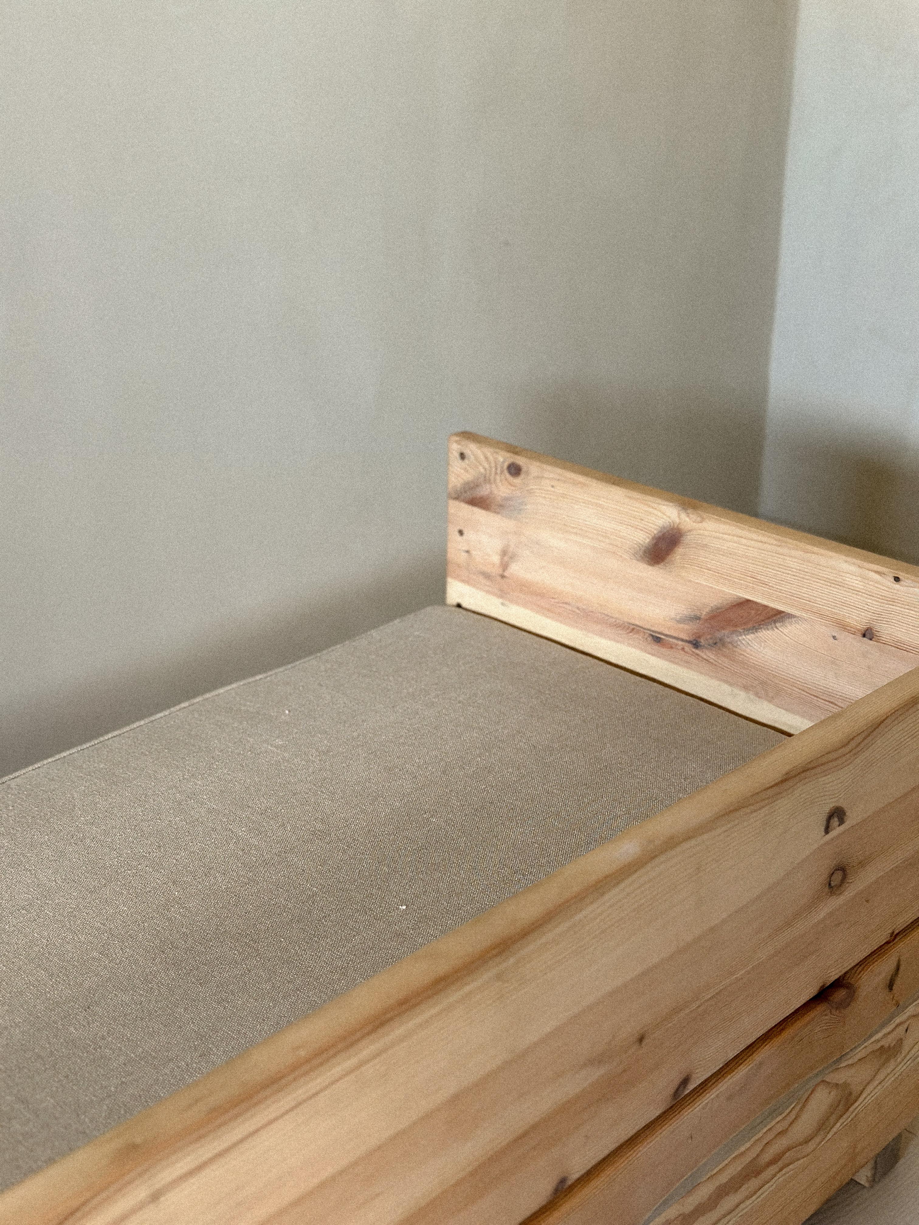 Vintage Daybed in the Style of Donald Judd, Pine wood and Linen, c. 1970s Bon état - En vente à Hønefoss, 30