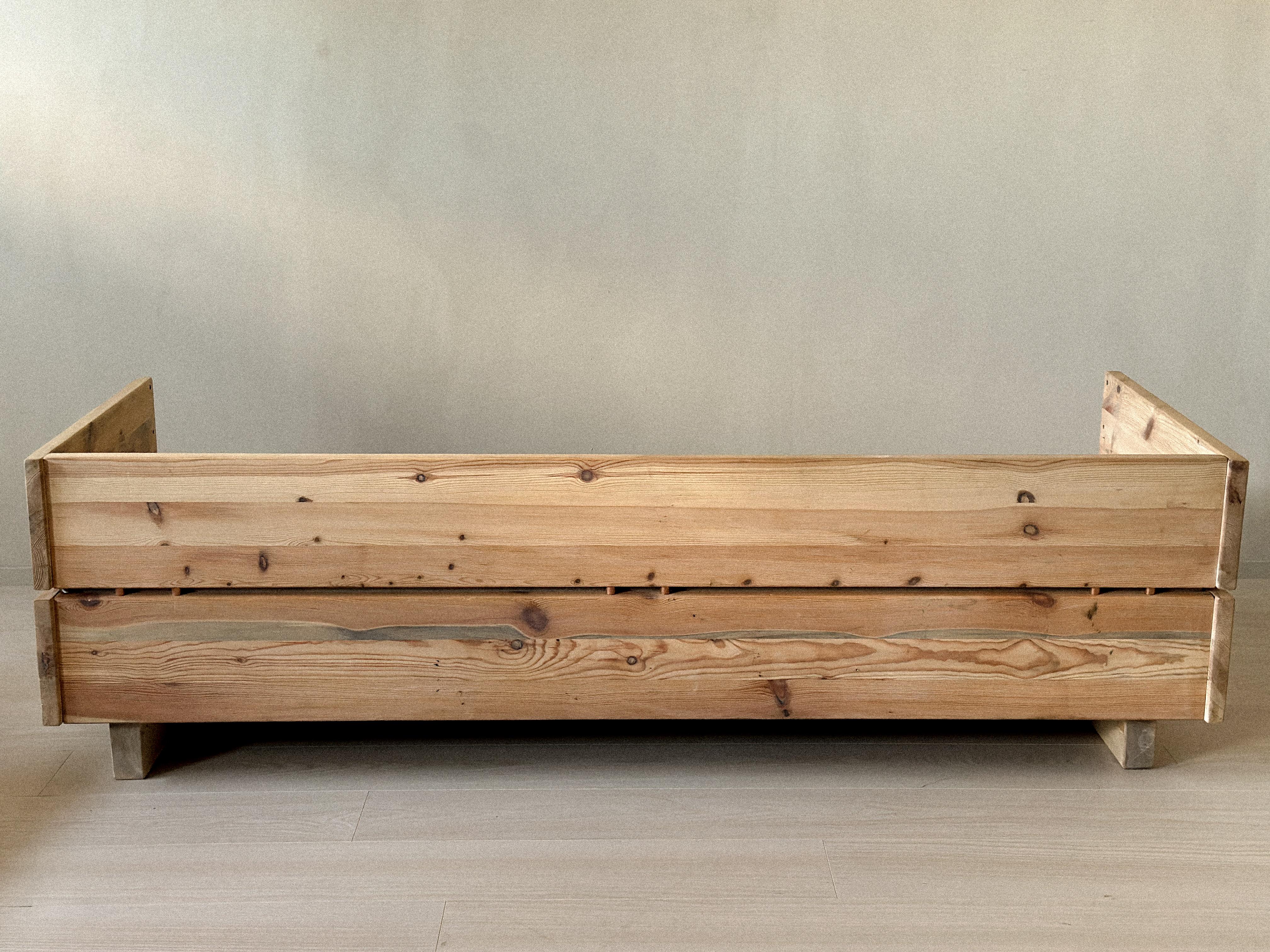 Vintage Daybed in the Style of Donald Judd, Pine wood and Linen, c. 1970s en vente 3